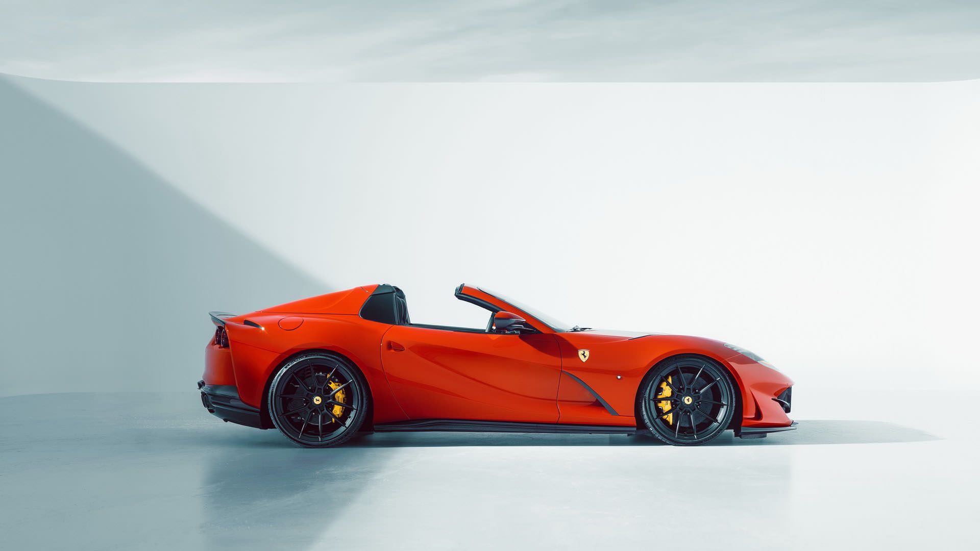 نمای جانبی فراری 812 جی تی اس / Ferrari 812 GTS Novitec تیونینگ نویتک قرمز رنگ