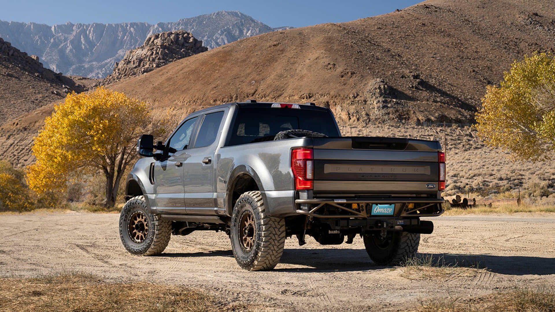 نمای عقب وانت پیکاپ فورد اف 250 آفرود / Ford F-250 off-road pickup