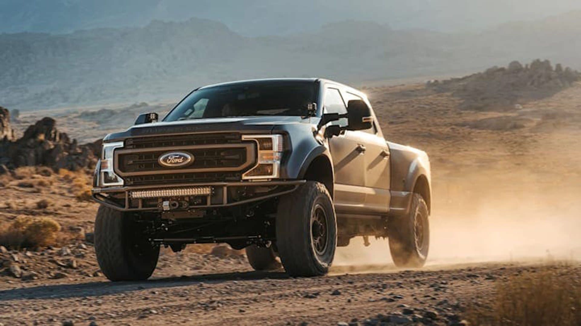 نمای سه چهارم وانت پیکاپ فورد اف 250 آفرود / Ford F-250 off-road pickup در مسیر خارج جاده