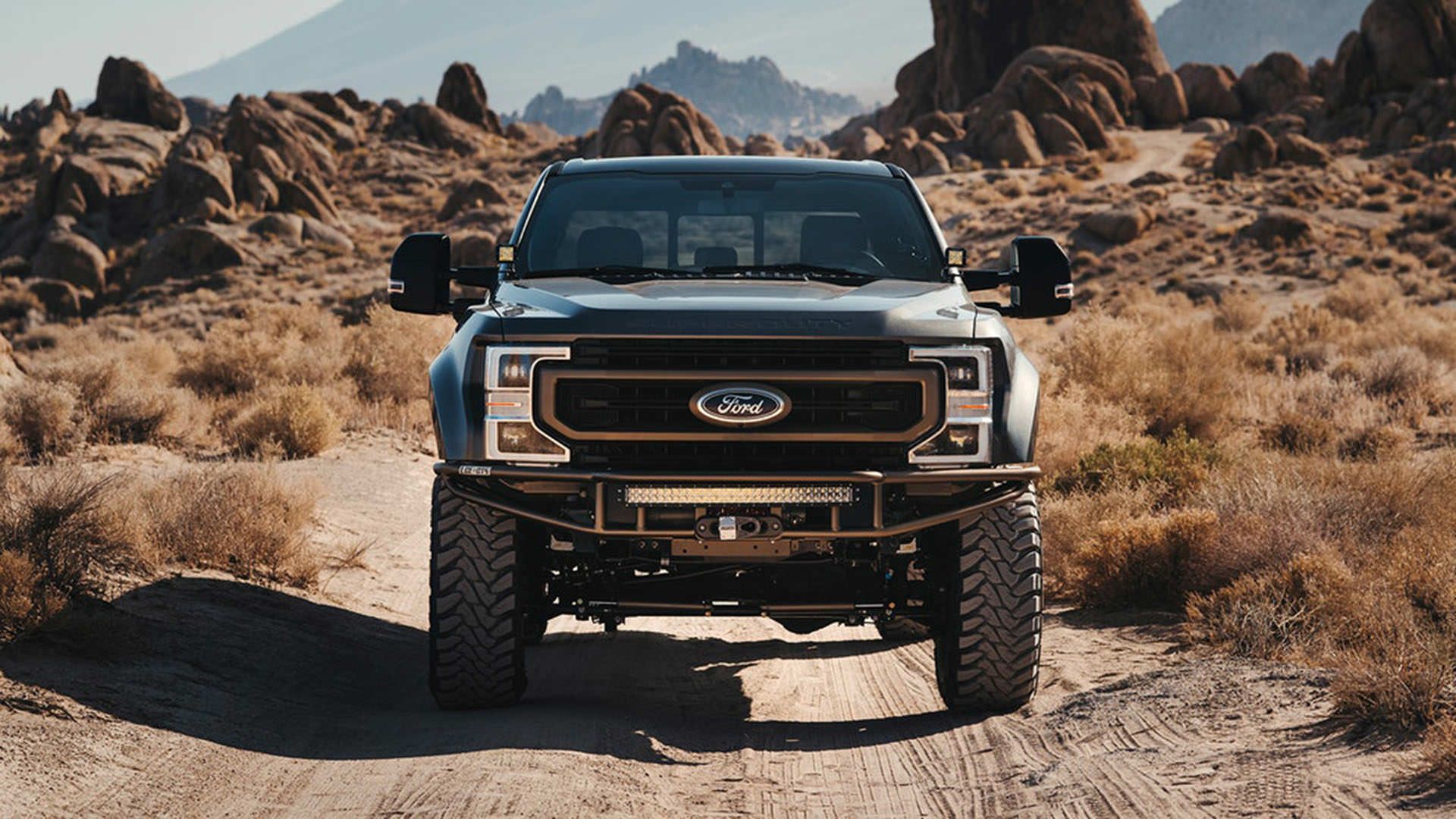 نمای جلو وانت پیکاپ فورد اف 250 آفرود / Ford F-250 off-road pickup در کوه
