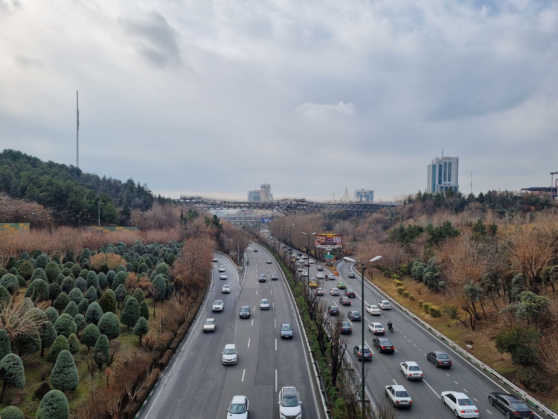 نمونه عکس دوربین اصلی گلکسی S21 در روز - اتوبان مدرس