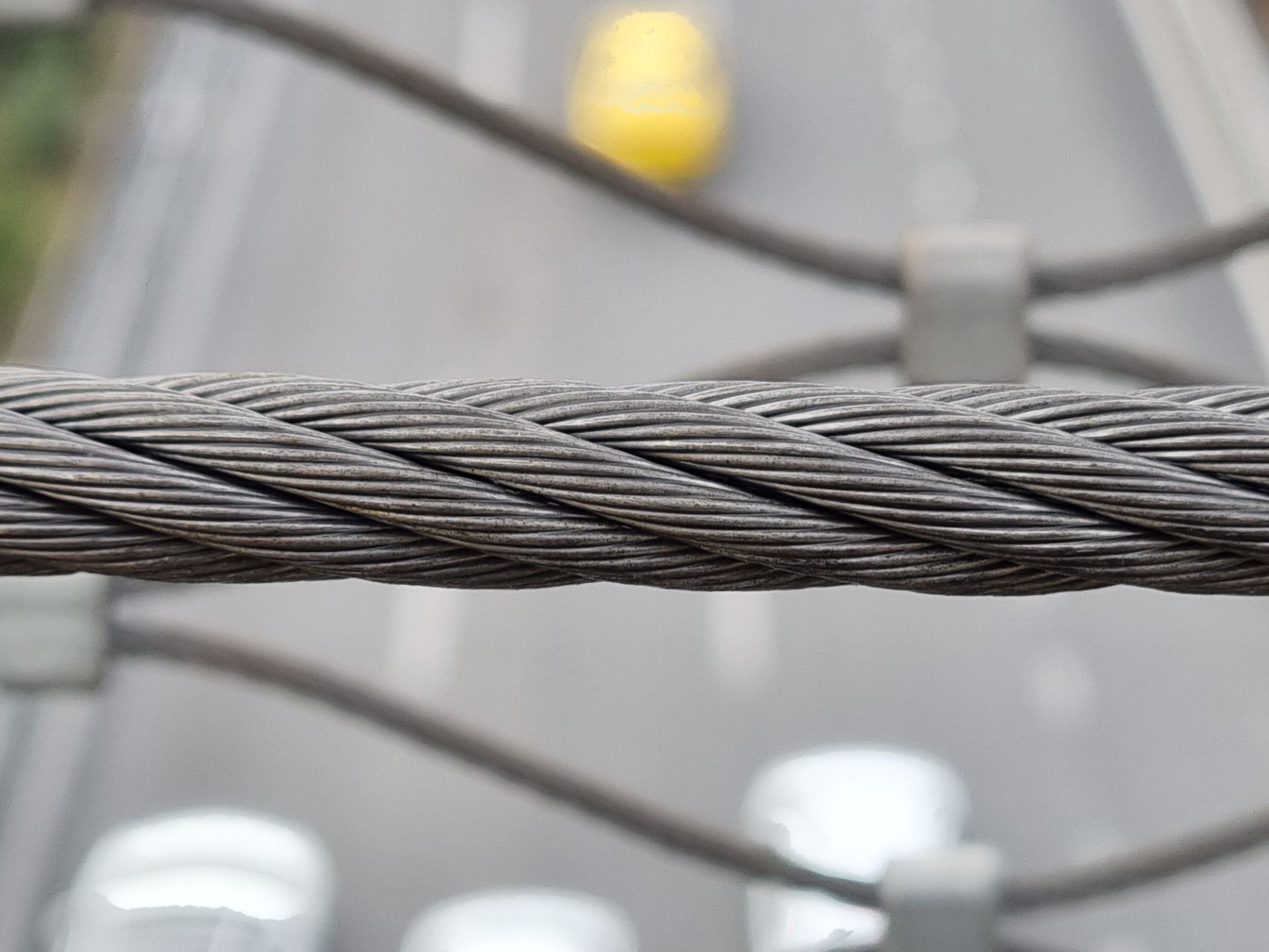 نمونه عکس دوربین اصلی گلکسی S21 در روز - سیم خاردار