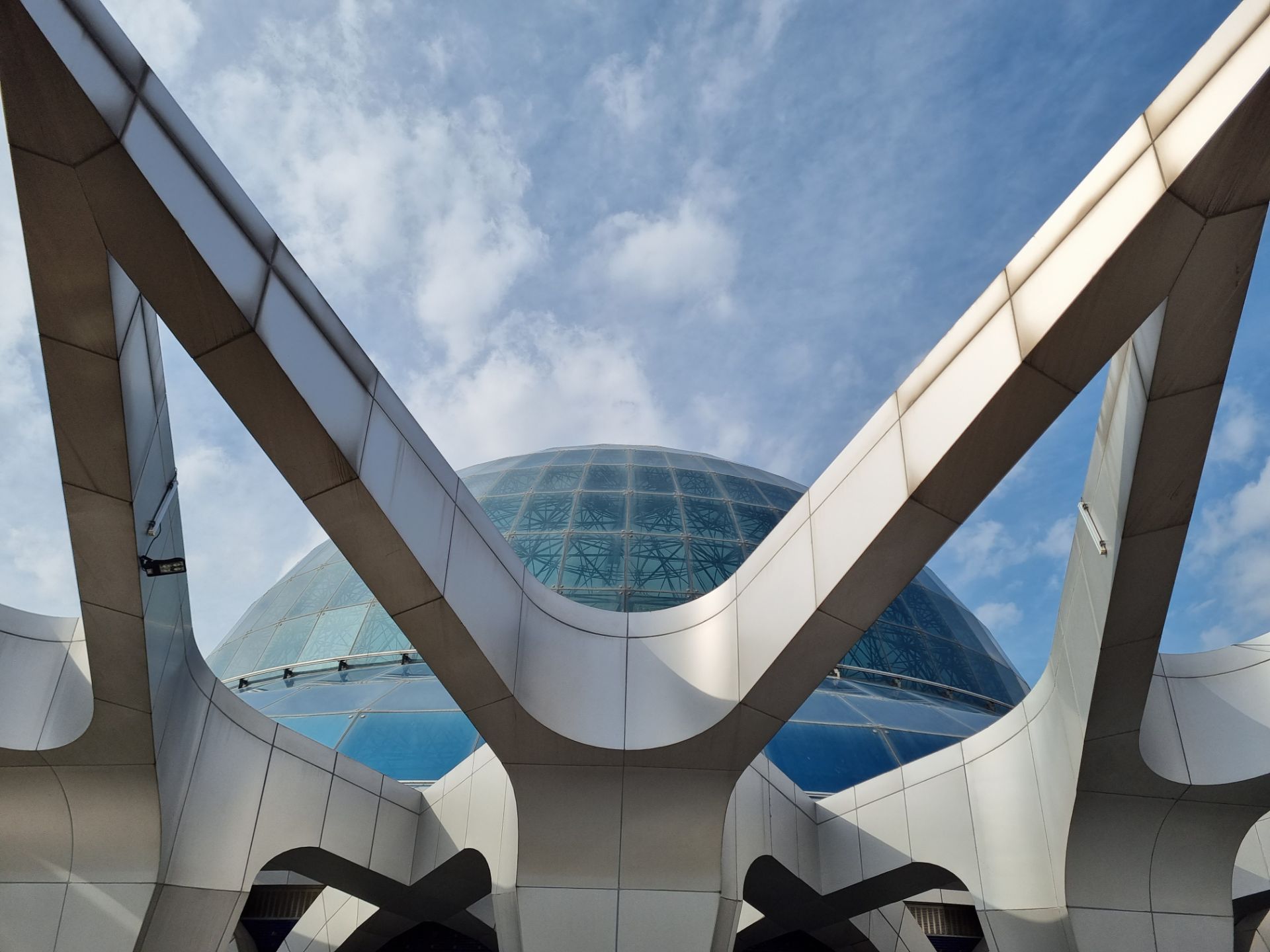 نمونه عکس دوربین اصلی گلکسی S21 در روز - گنبد مینا