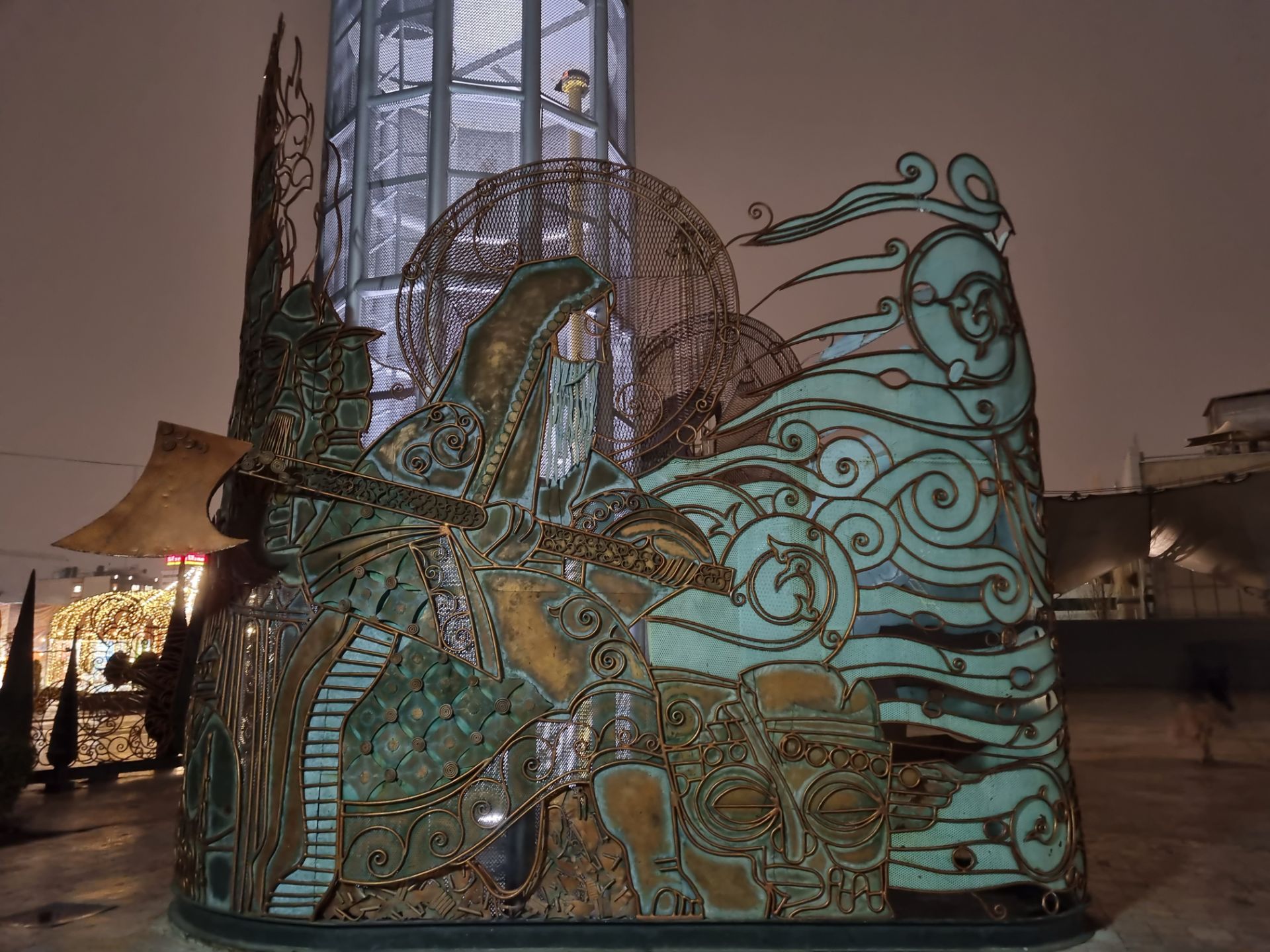 نمونه عکس دوربین اصلی گلکسی S21 در شب - مجسمه فلزی