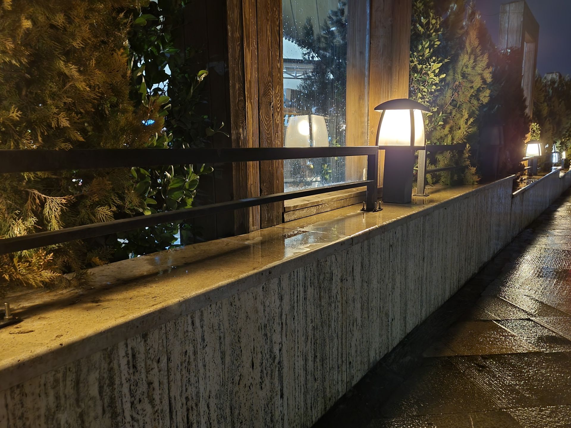 نمونه عکس دوربین اصلی گلکسی S21 در شب - پیاده رو