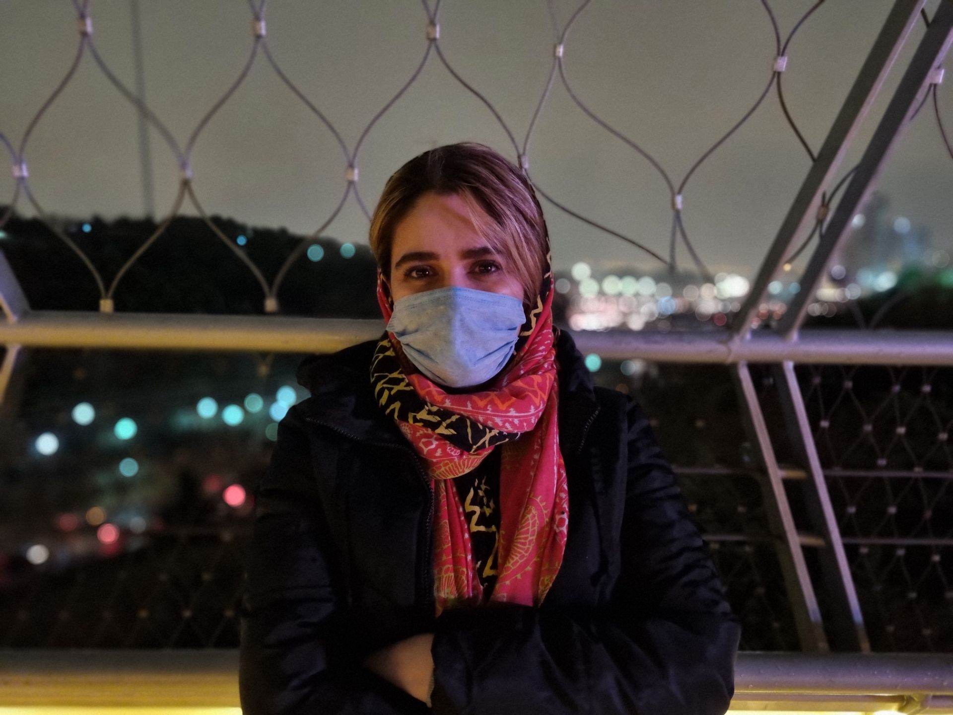 نمونه عکس پرتره گلکسی S21 - فرناز عرفان در پارک آب و آتش در شب