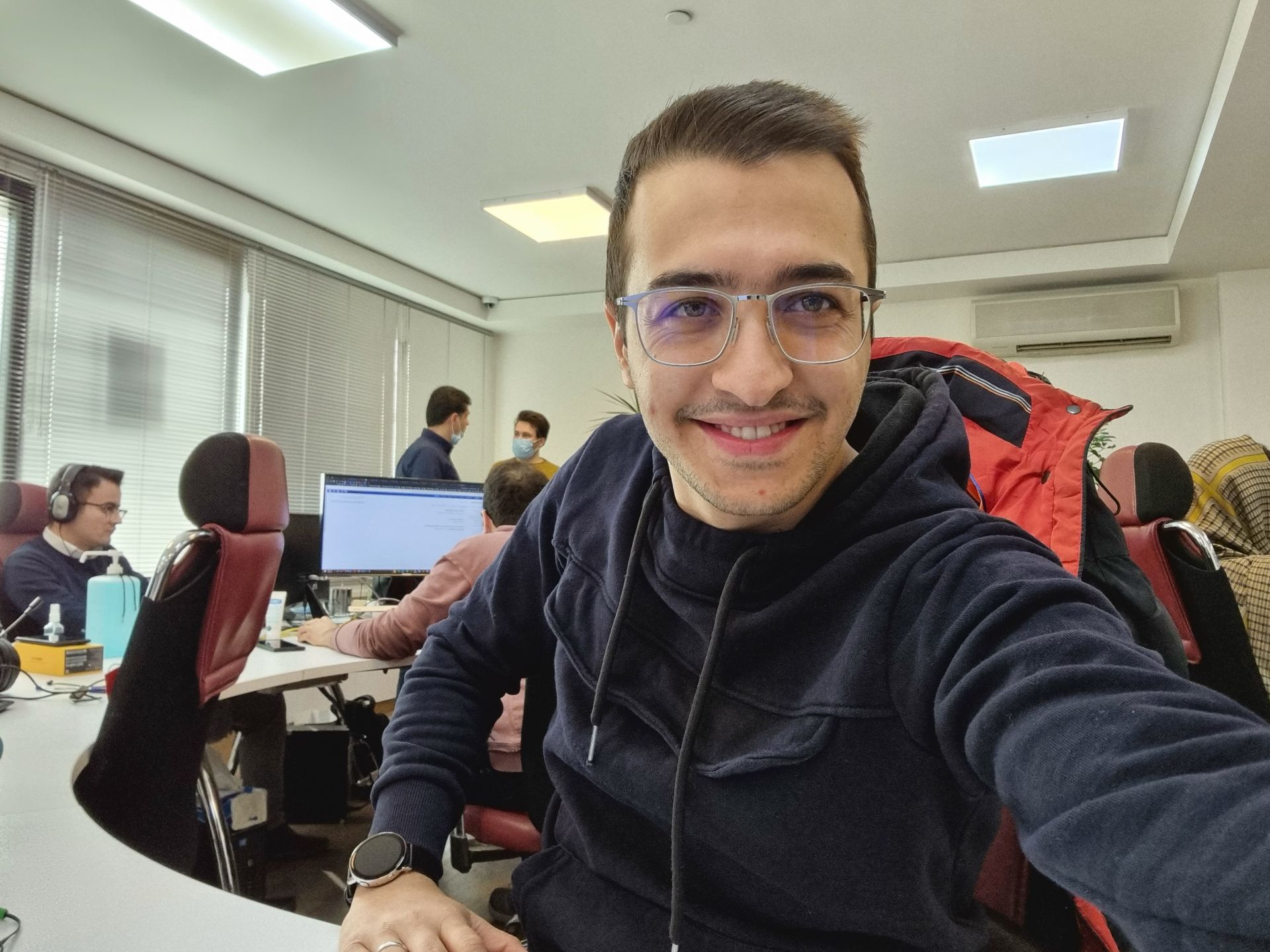 نمونه عکس دوربین سلفی گلکسی S21 - صدرا مخملی در دفتر زومیت