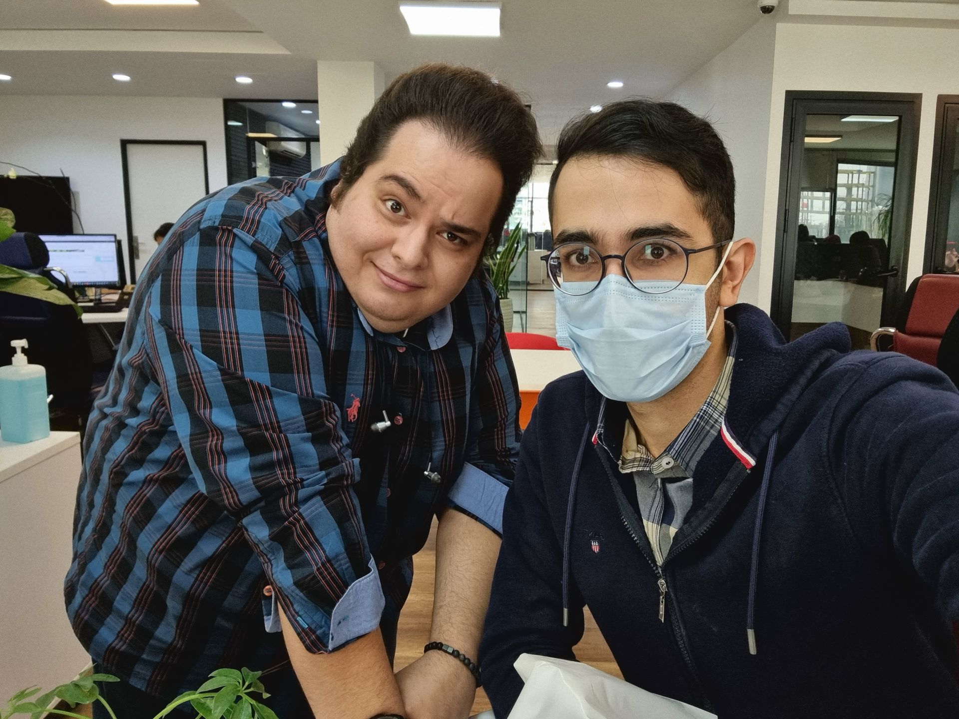 نمونه عکس دوربین سلفی گلکسی S21 - کیوان هندی و فرهنگ حشمتی در دفتر زومیت