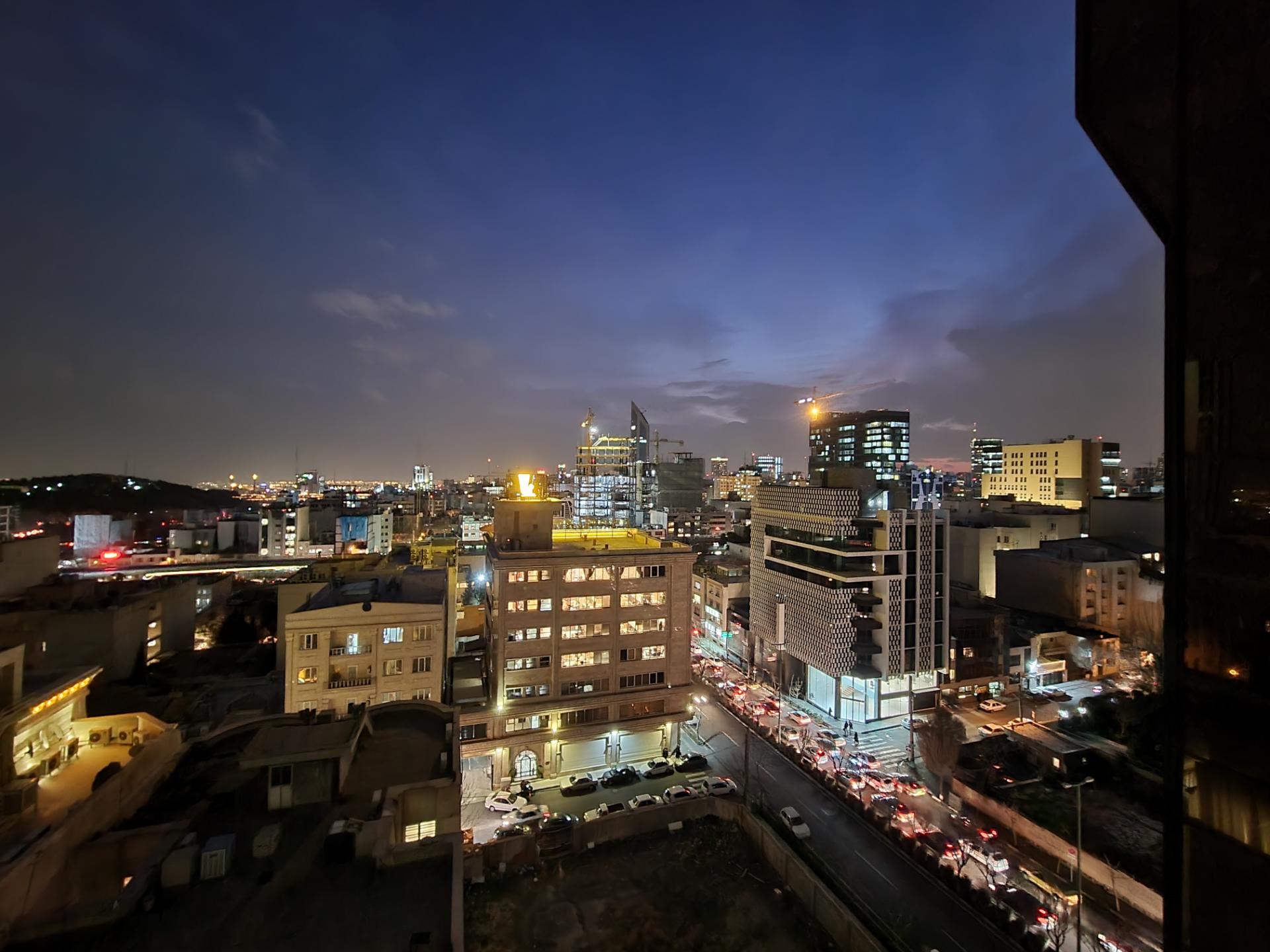 نمونه عکس دوربین اولتراواید گلکسی S21 در شب - نمای خیابان جردن