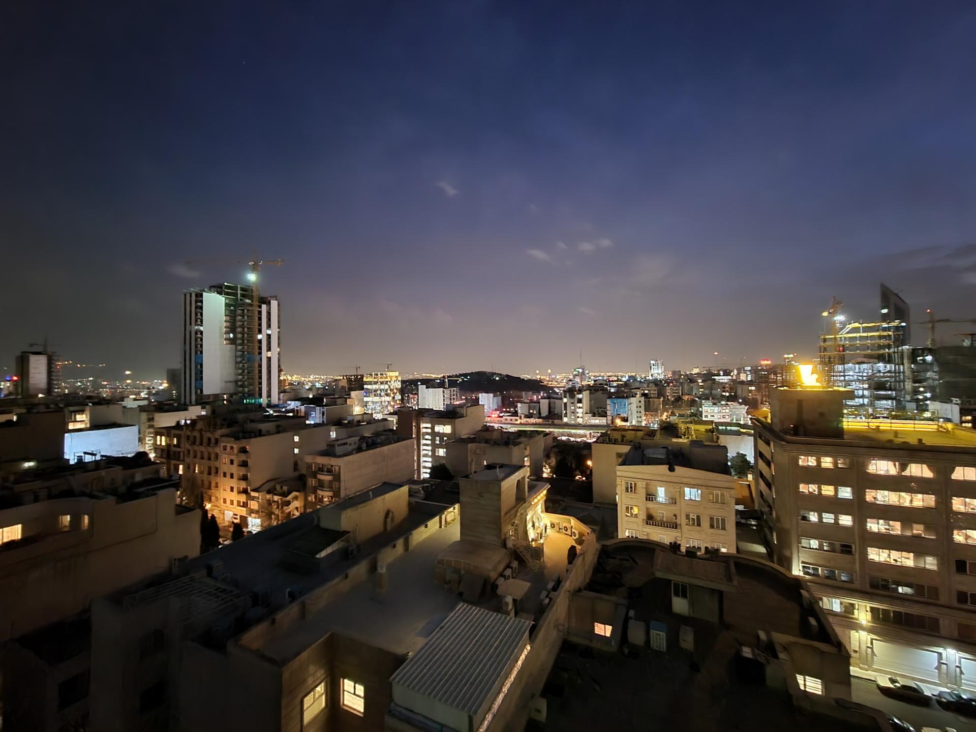 نمونه عکس دوربین اولتراواید گلکسی S21 در شب - نمای شهر تهران