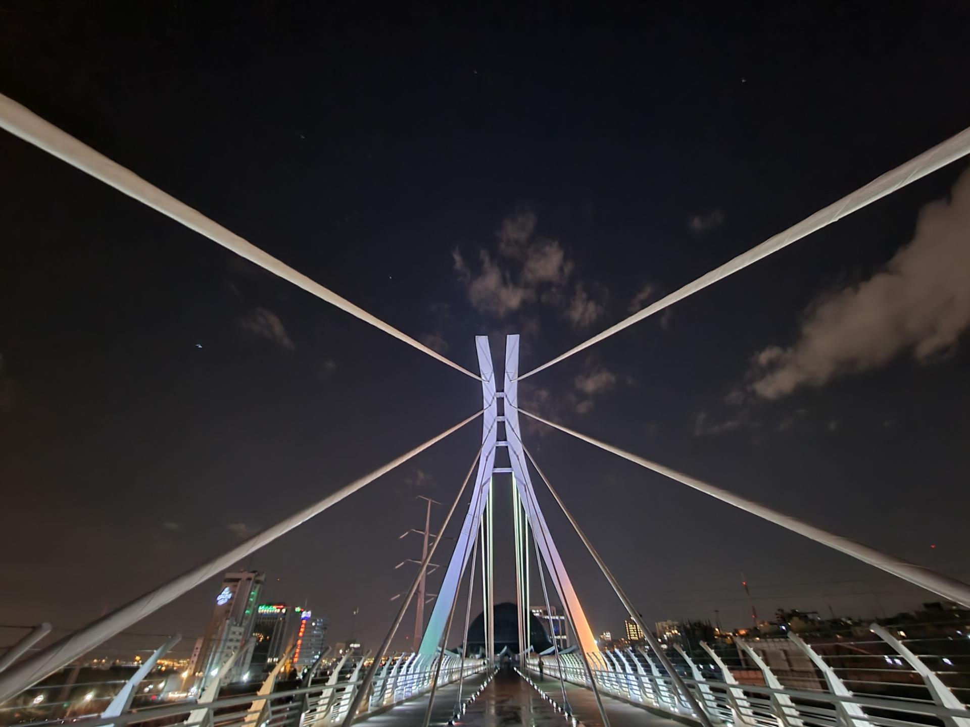 نمونه عکس دوربین اولتراواید گلکسی S21 در شب - پارک آب و آتش