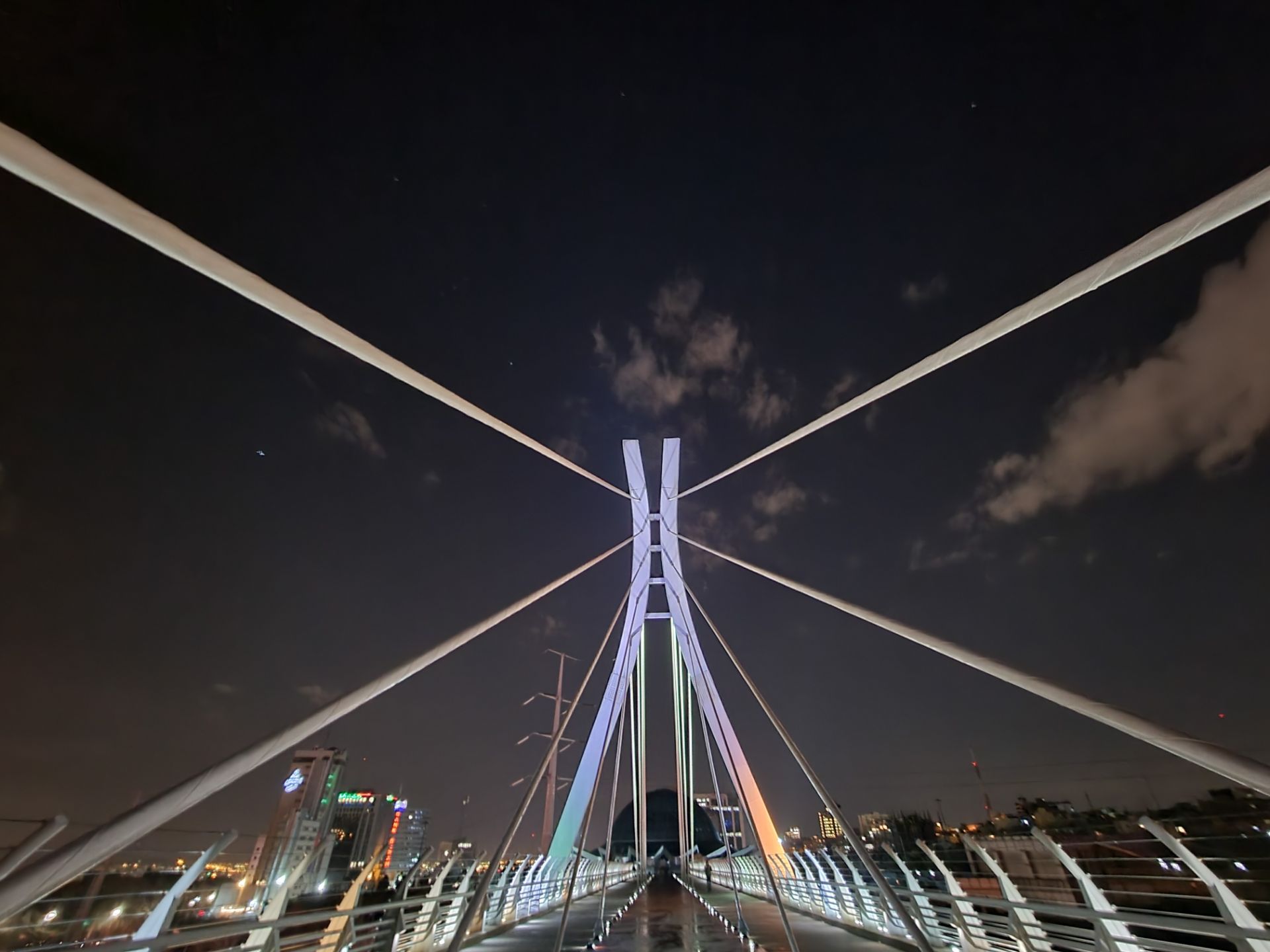 نمونه عکس دوربین اولتراواید گلکسی S21 در شب - پارک آب و آتش