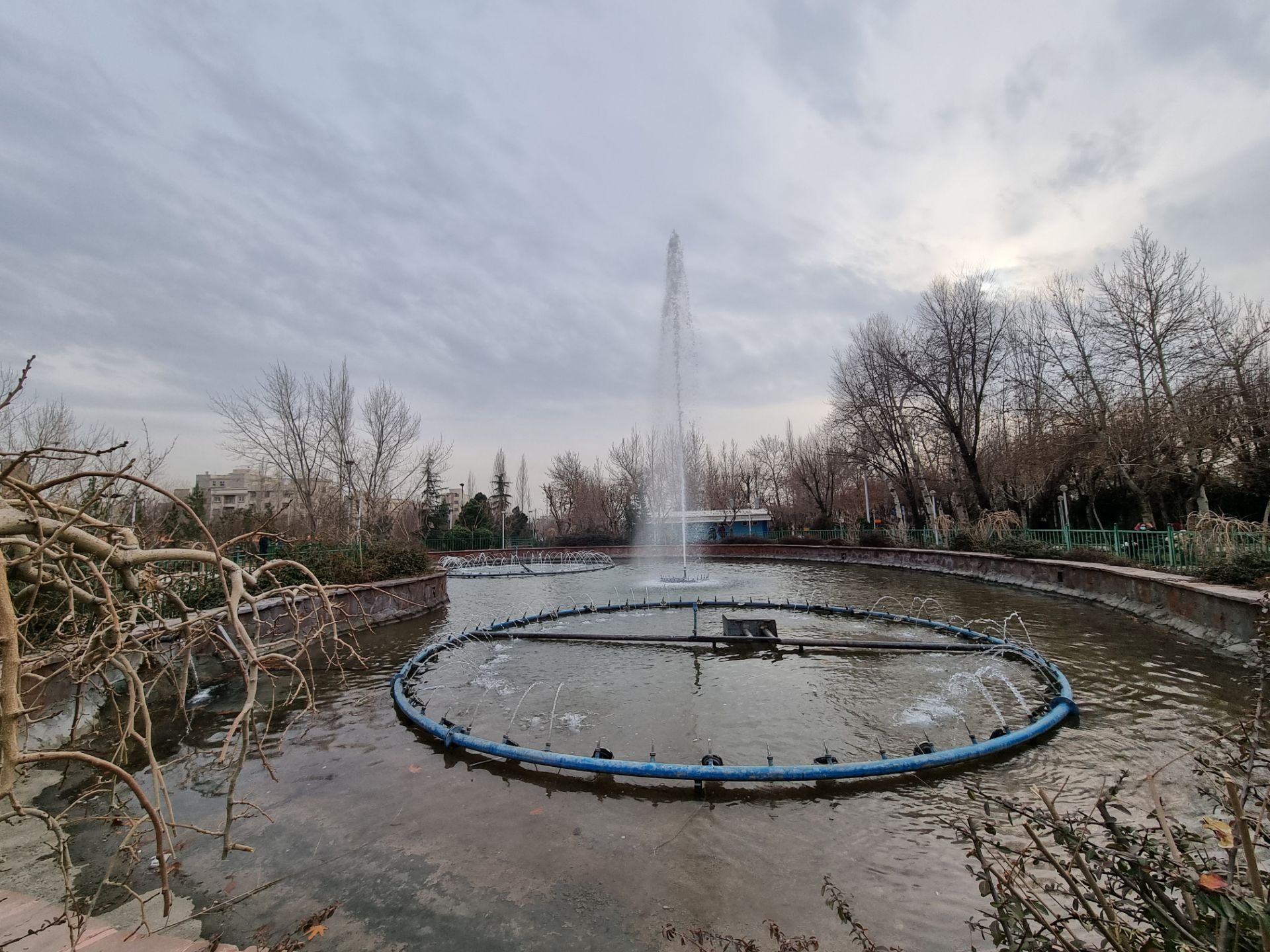 نمونه عکس دوربین اولتراواید گلکسی S21 در روز - حوض و فواره