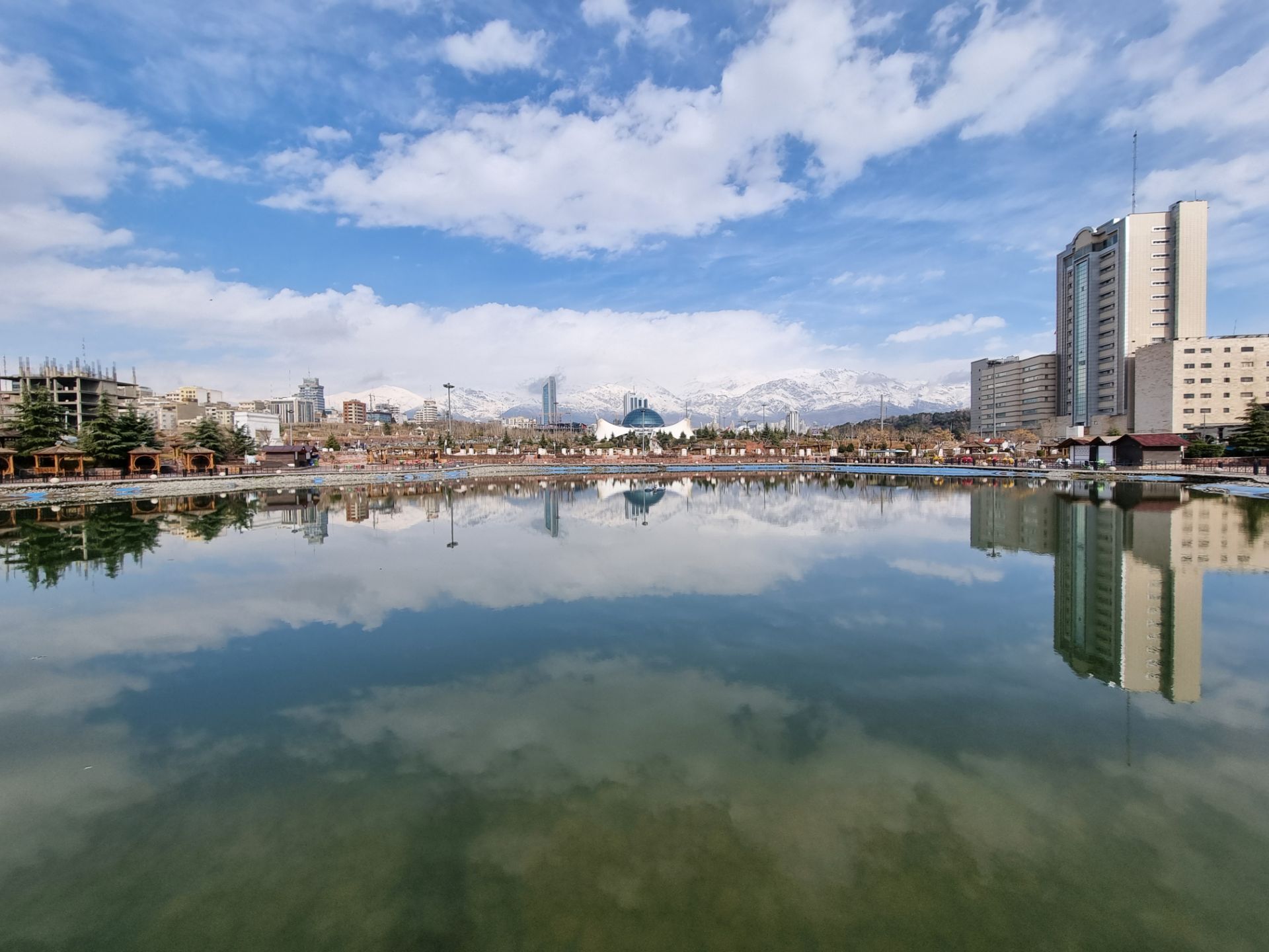 نمونه عکس دوربین اولتراواید گلکسی S21 در روز - دریاچه