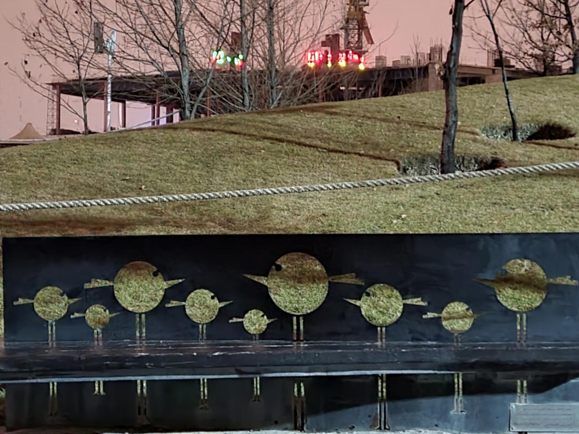 نمونه عکس دوربین زوم گلکسی S21 در شب - نمای پارک