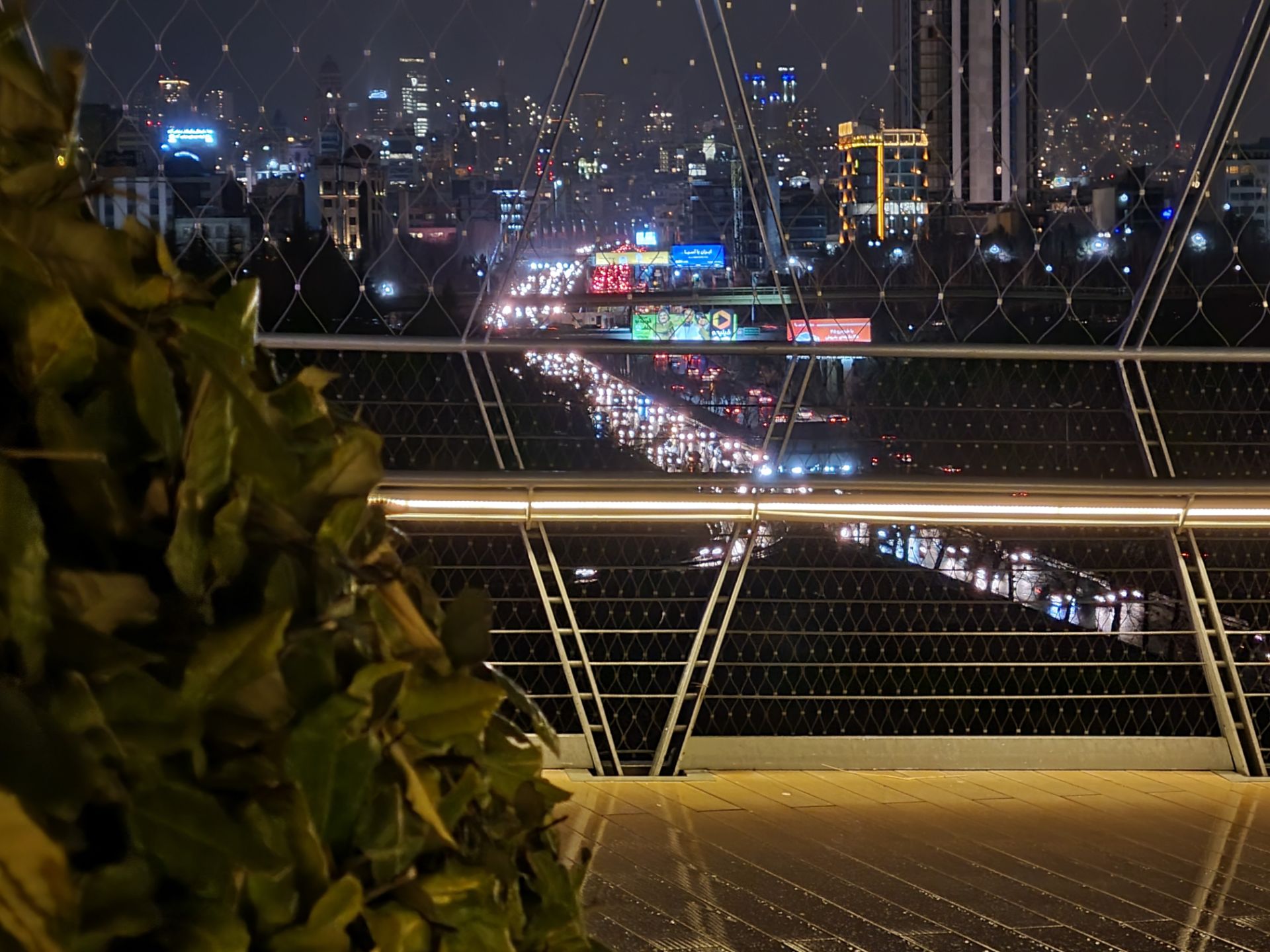 نمونه عکس دوربین زوم گلکسی S21 در شب - نمای پل طبیعت