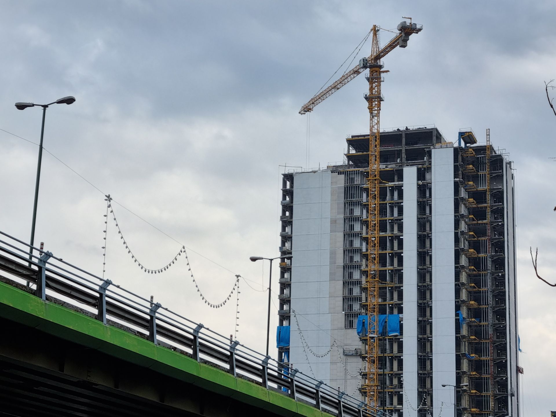 نمونه عکس دوربین زوم گلکسی S21 در روز - ساختمان و تاور کرین