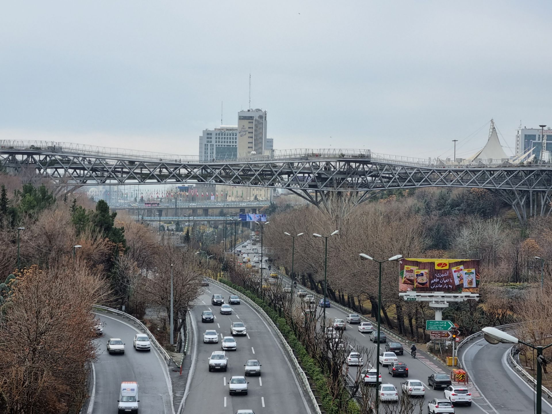 نمونه عکس دوربین زوم گلکسی S21 در روز - اتوبان مدرس و پل طبیعت