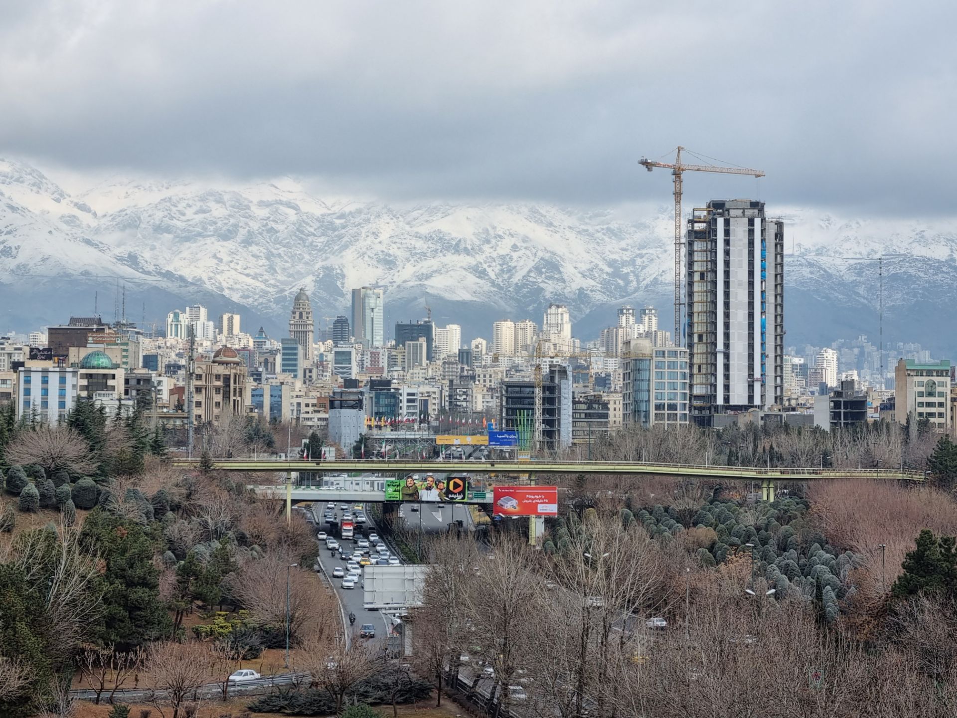 نمونه عکس دوربین زوم گلکسی S21 در روز - نمای تهران