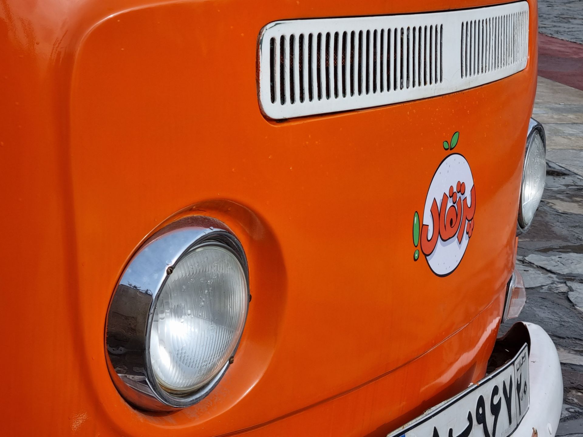 نمونه عکس دوربین زوم گلکسی S21 در روز - برند پرتقال و خودروی نارنجی