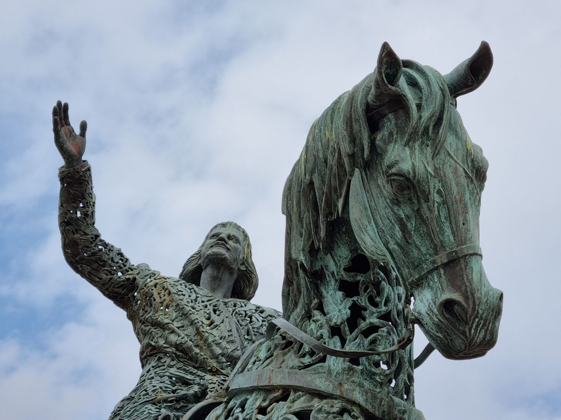 نمونه عکس دوربین زوم گلکسی S21 در روز - مجسمه