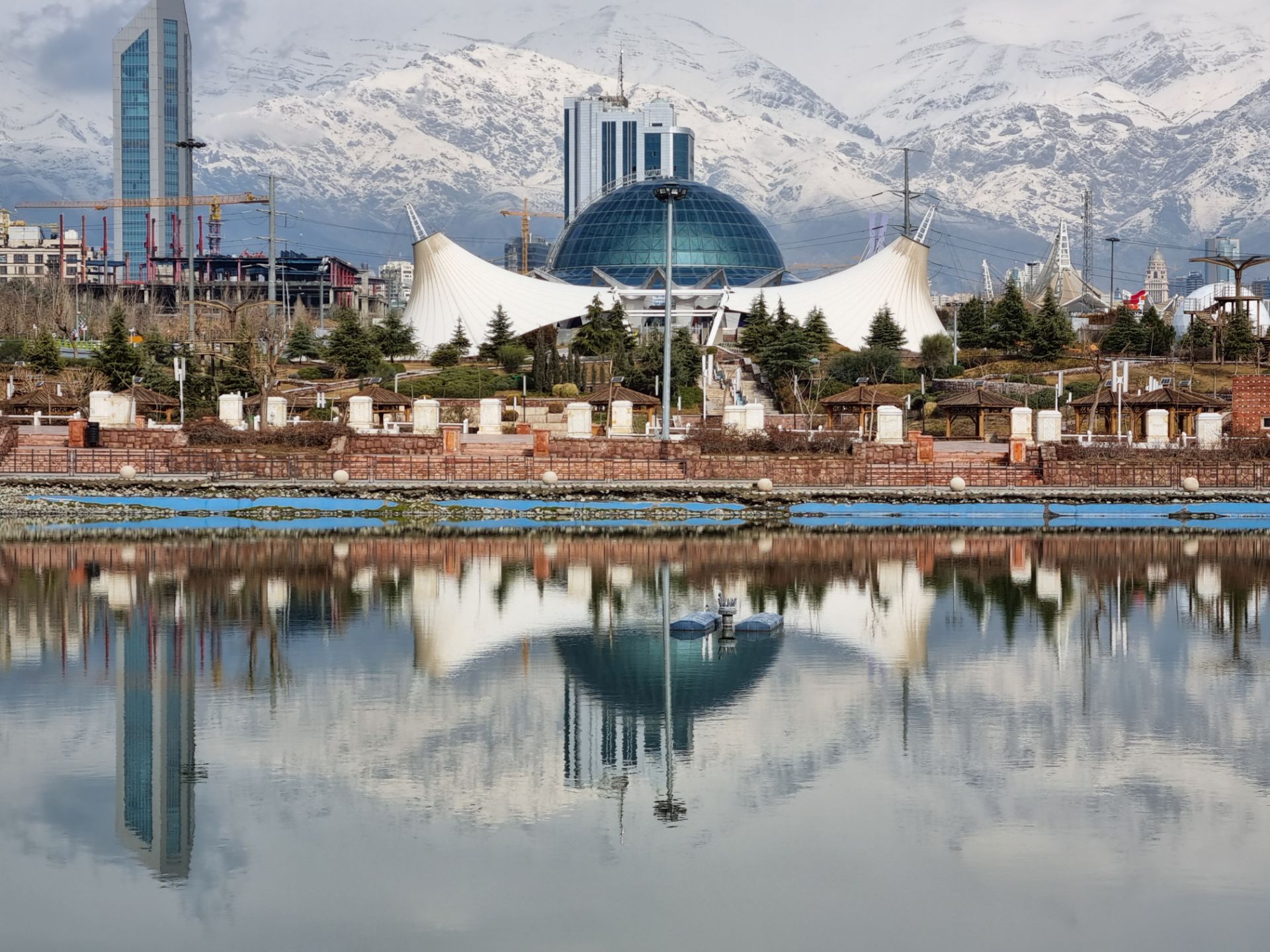 نمونه عکس دوربین زوم گلکسی S21 در روز - دریاچه و گنبد