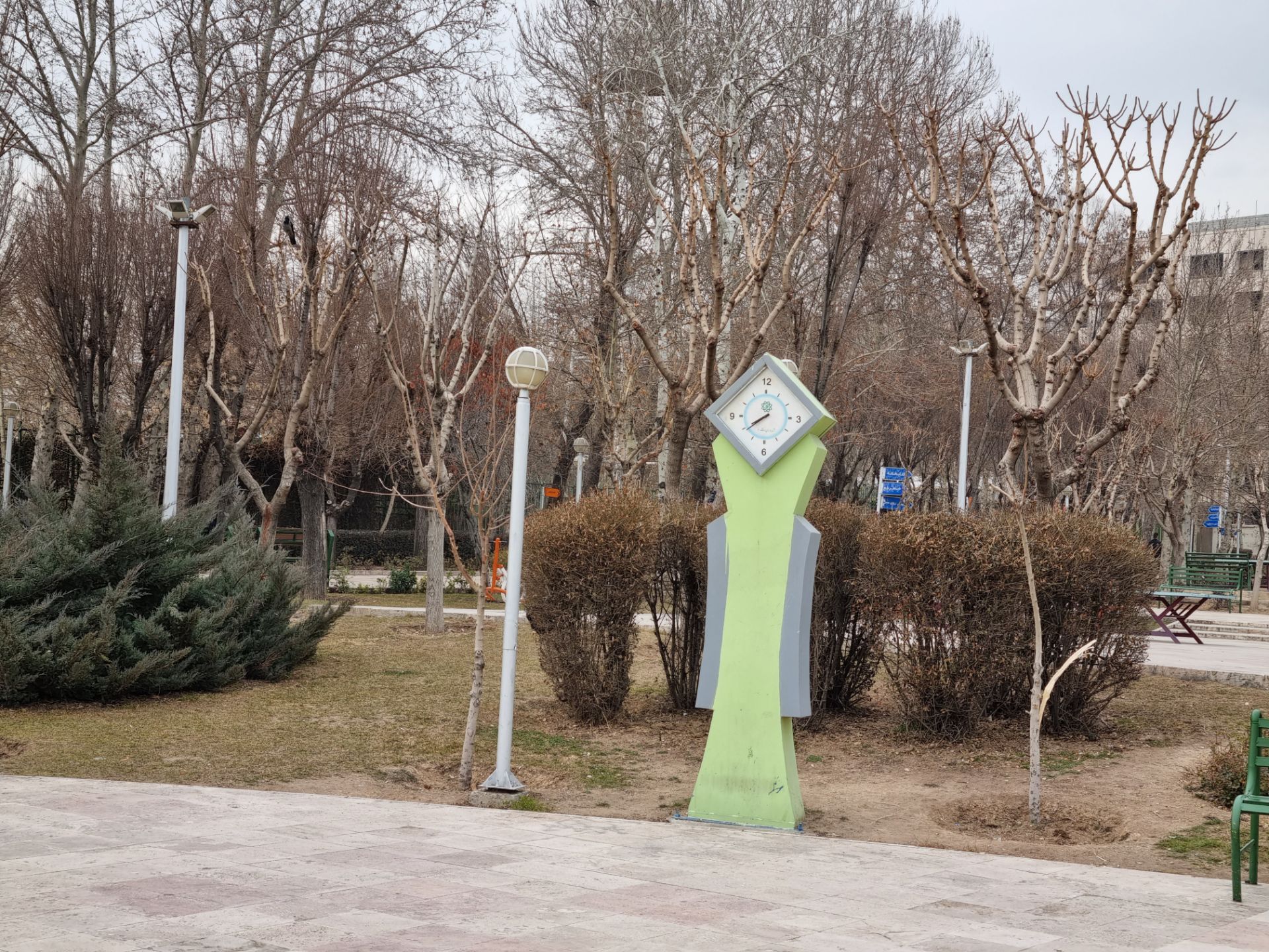 نمونه عکس دوربین زوم گلکسی S21 در روز - ساعت زوم سه برابری