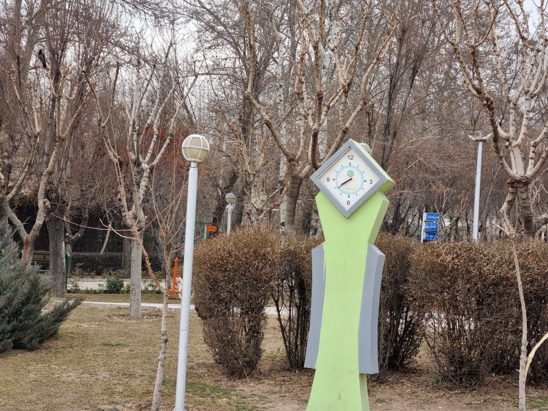 نمونه عکس دوربین زوم گلکسی S21 در روز - ساعت زوم چهار برابری