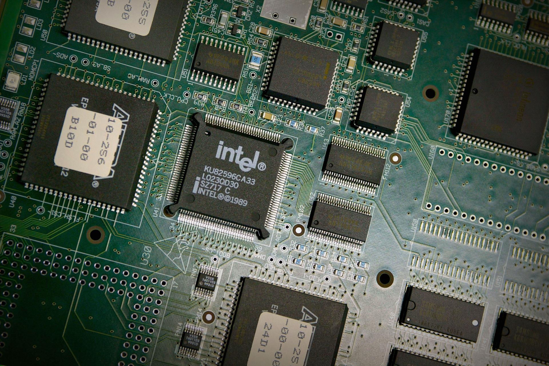تراشه پردازنده CPU اینتل درون سیستم روی مادربرد از نمای بالا درکنار قطعات دیگر / Intel