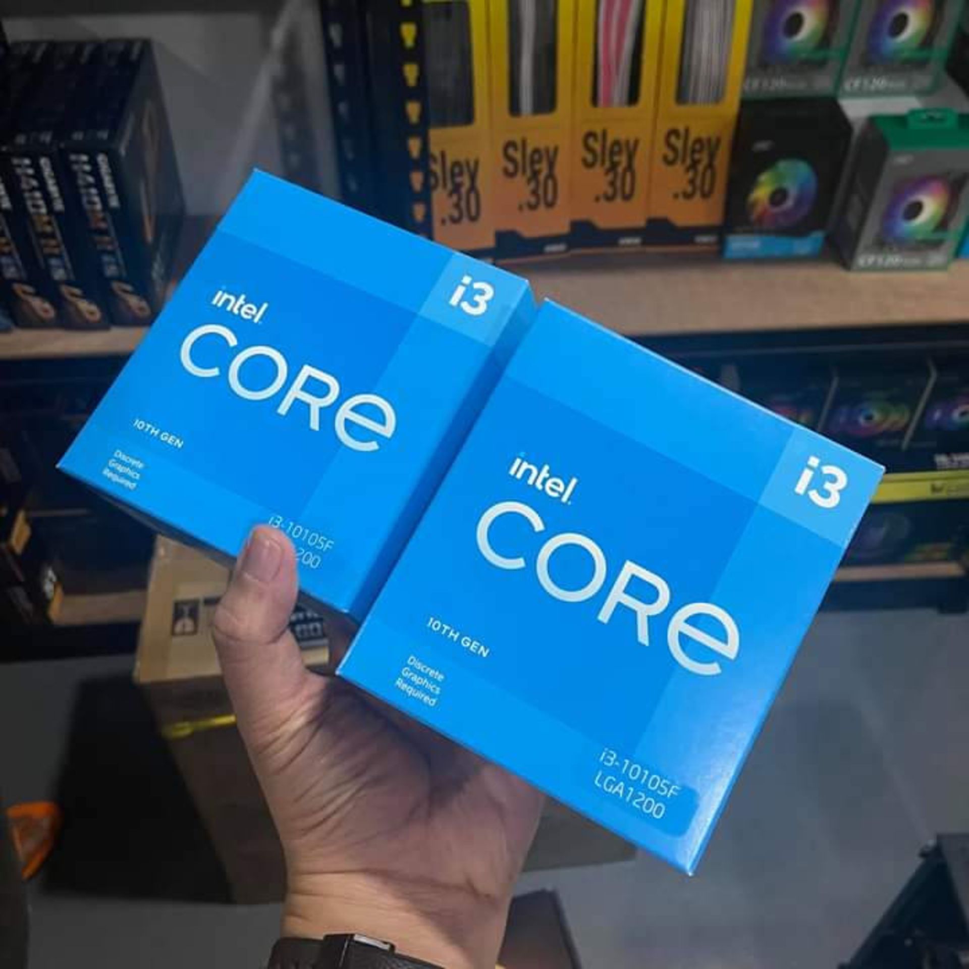 بسته بندی جعبه پردازنده Core i3 نسل جدید 2021 اینتل در دست