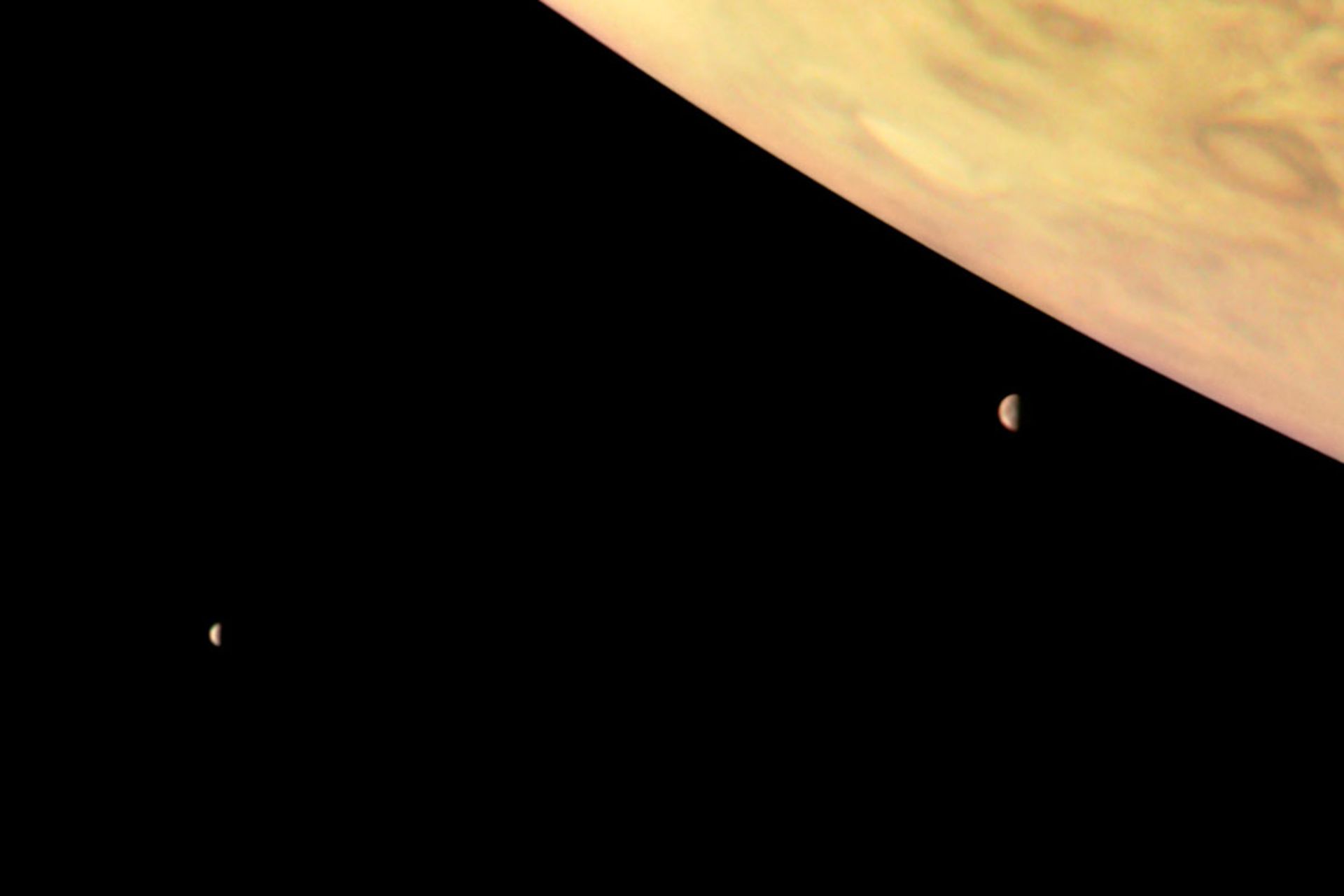 آیو و اروپا از نگاه کاوشگر جونو