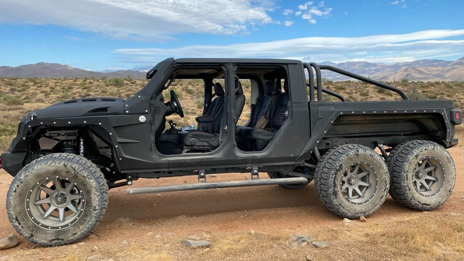 نمای جانبی شاسی بلند جیپ گلادیاتور / Jeep Gladiator مجهز به 6 چرخ
