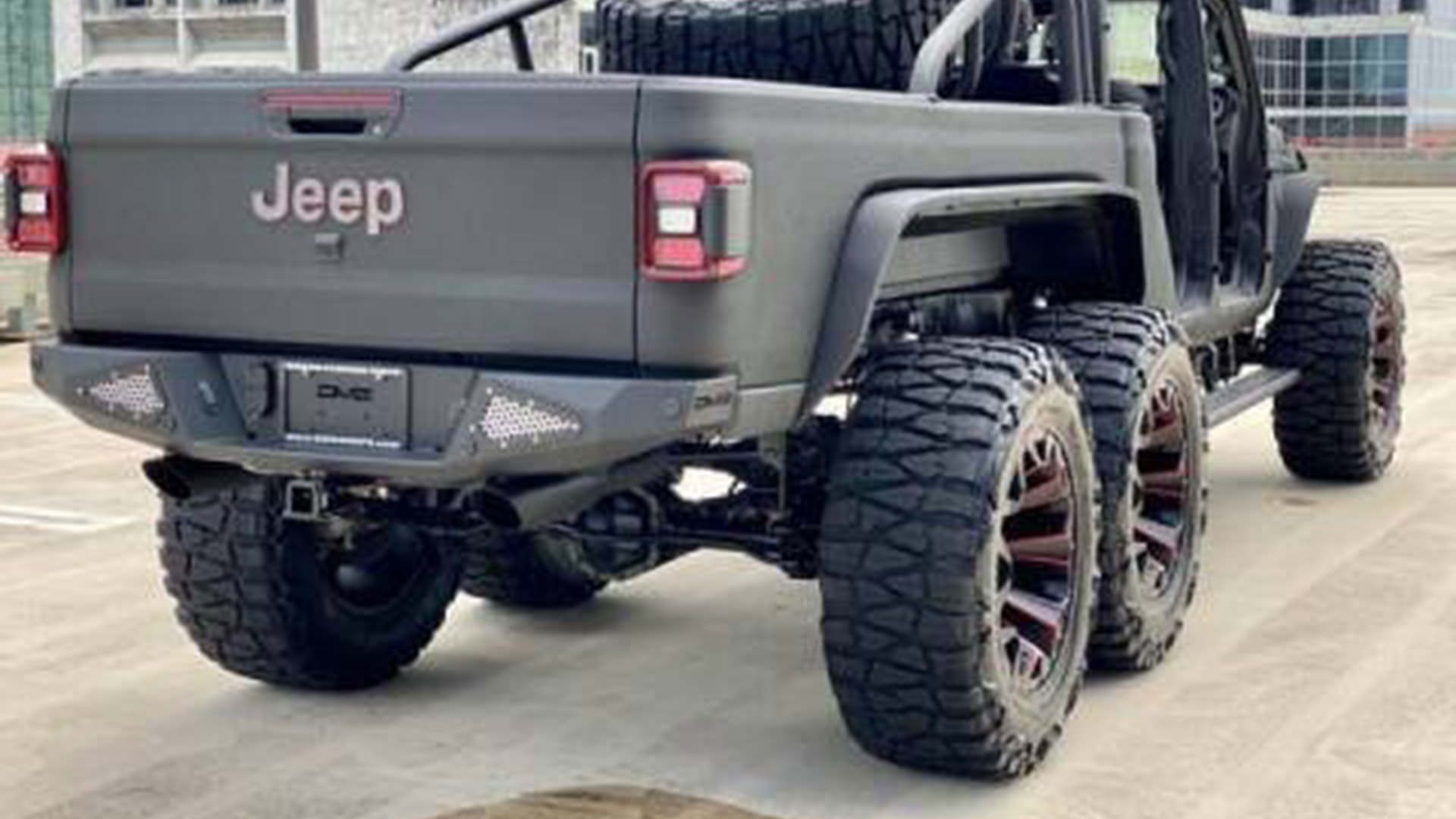 نمای کفی عقب جیپ گلادیاتور / Jeep Gladiator مجهز به 6 چرخ