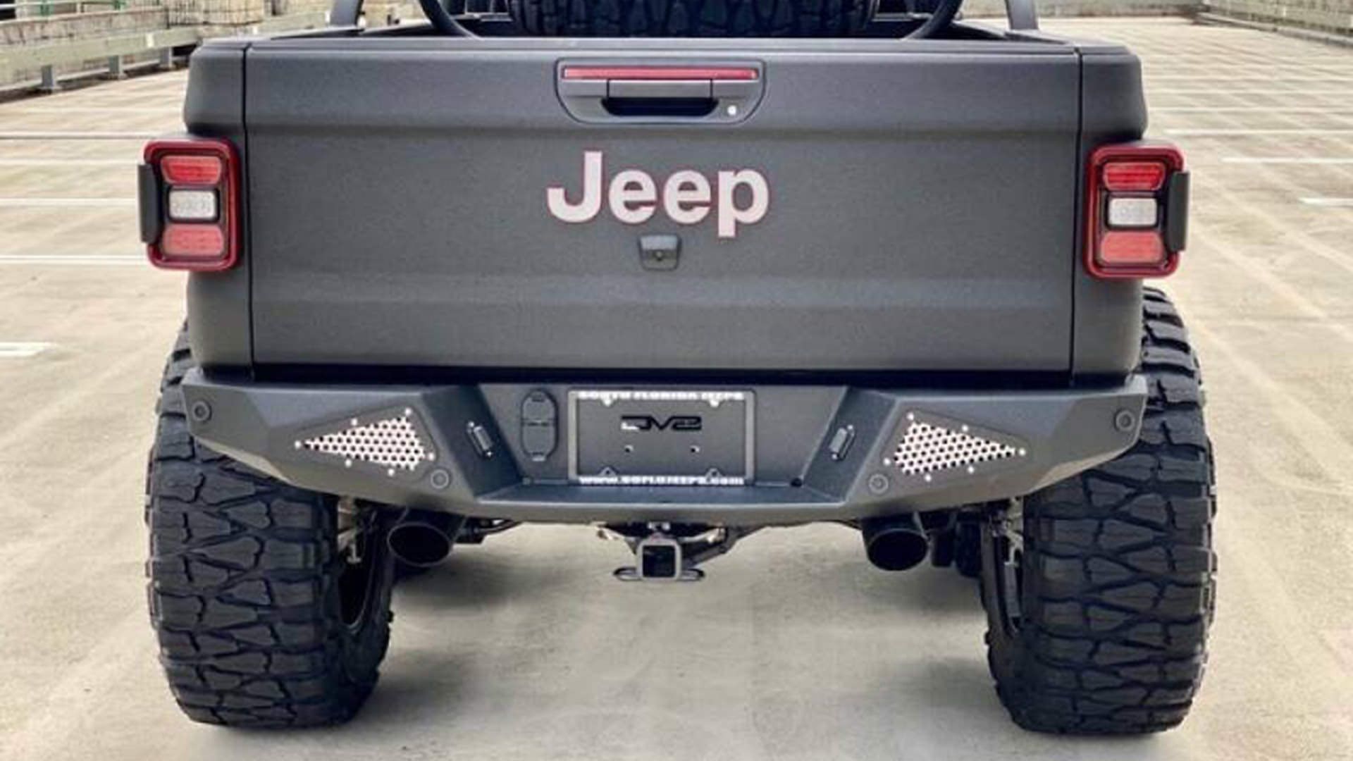 نمای عقب جیپ گلادیاتور / Jeep Gladiator مجهز به 6 چرخ