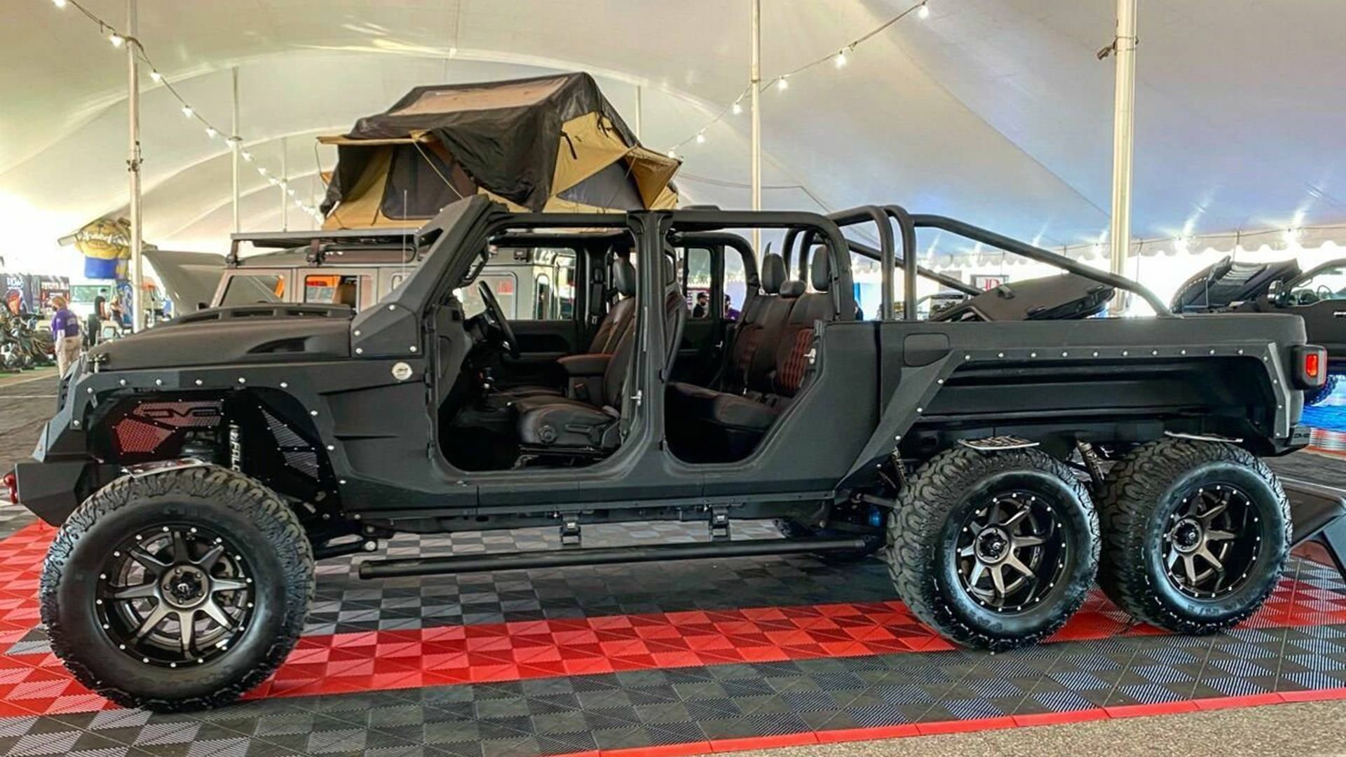 نمای جانبی جیپ گلادیاتور / Jeep Gladiator مجهز به 6 چرخ