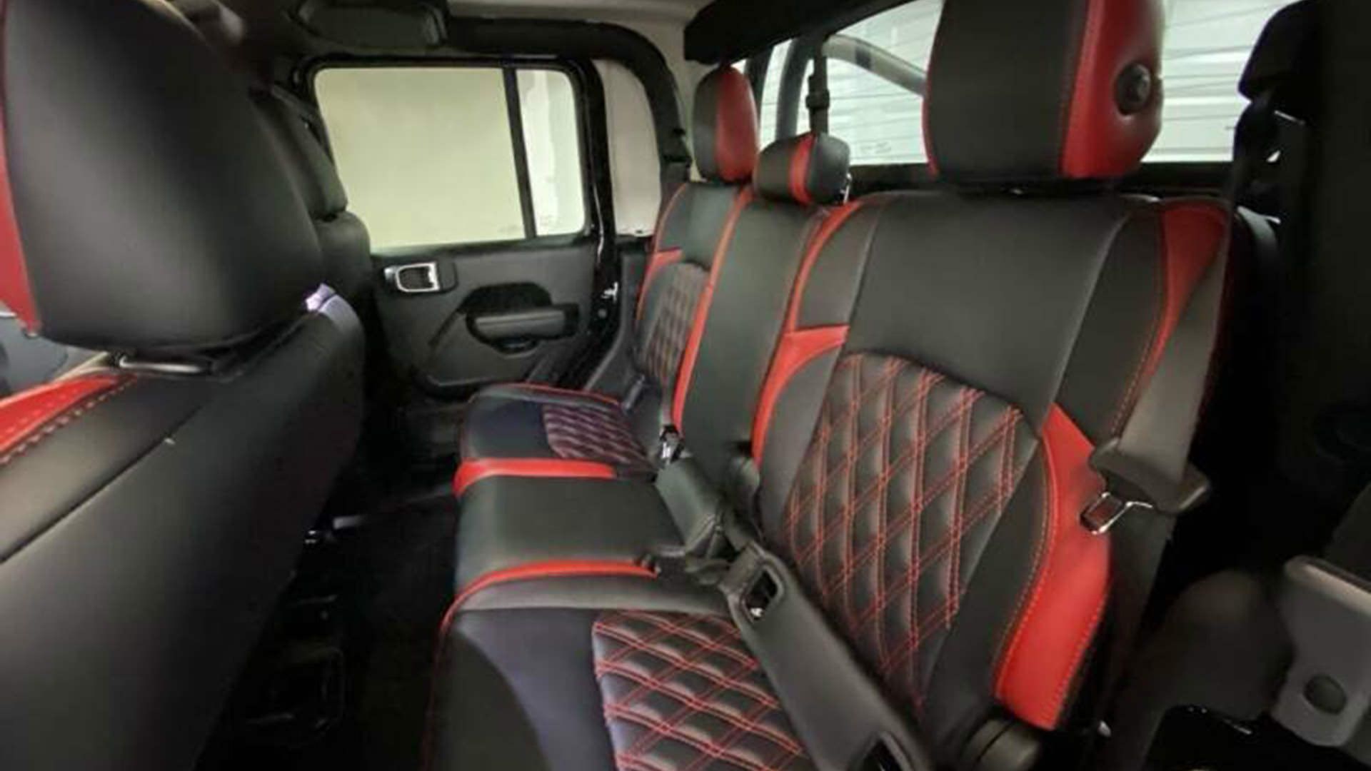 صندلی های عقب جیپ گلادیاتور / Jeep Gladiator مجهز به 6 چرخ