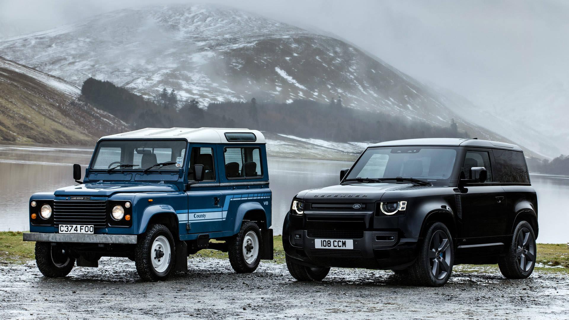 نمای خودرو شاسی بلند لندرور دیفندر V8 / Land Rover Defender V8 در کوهستان برفی