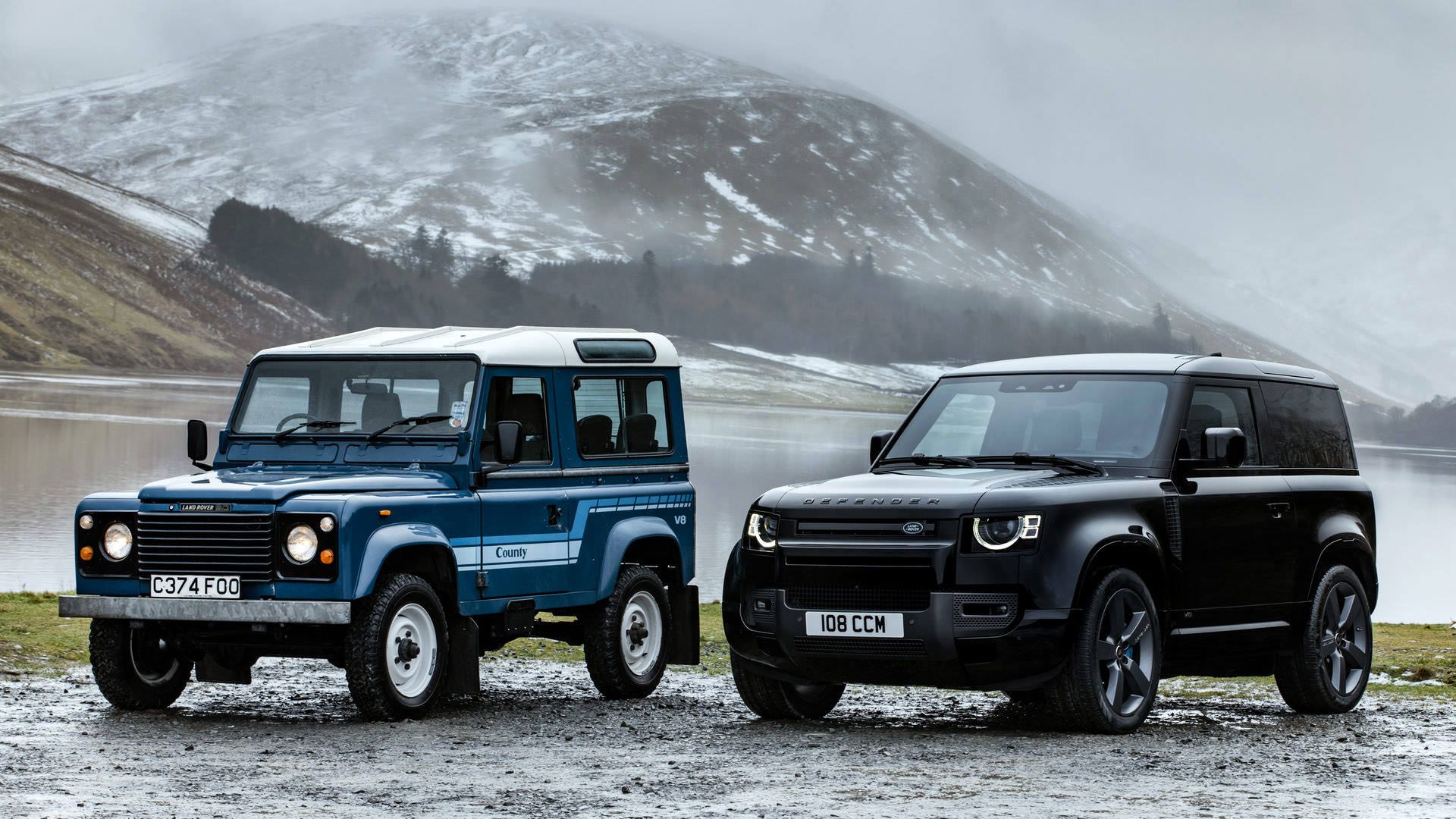 نمای خودرو شاسی بلند لندرور دیفندر V8 / Land Rover Defender V8 در کوهستان برفی
