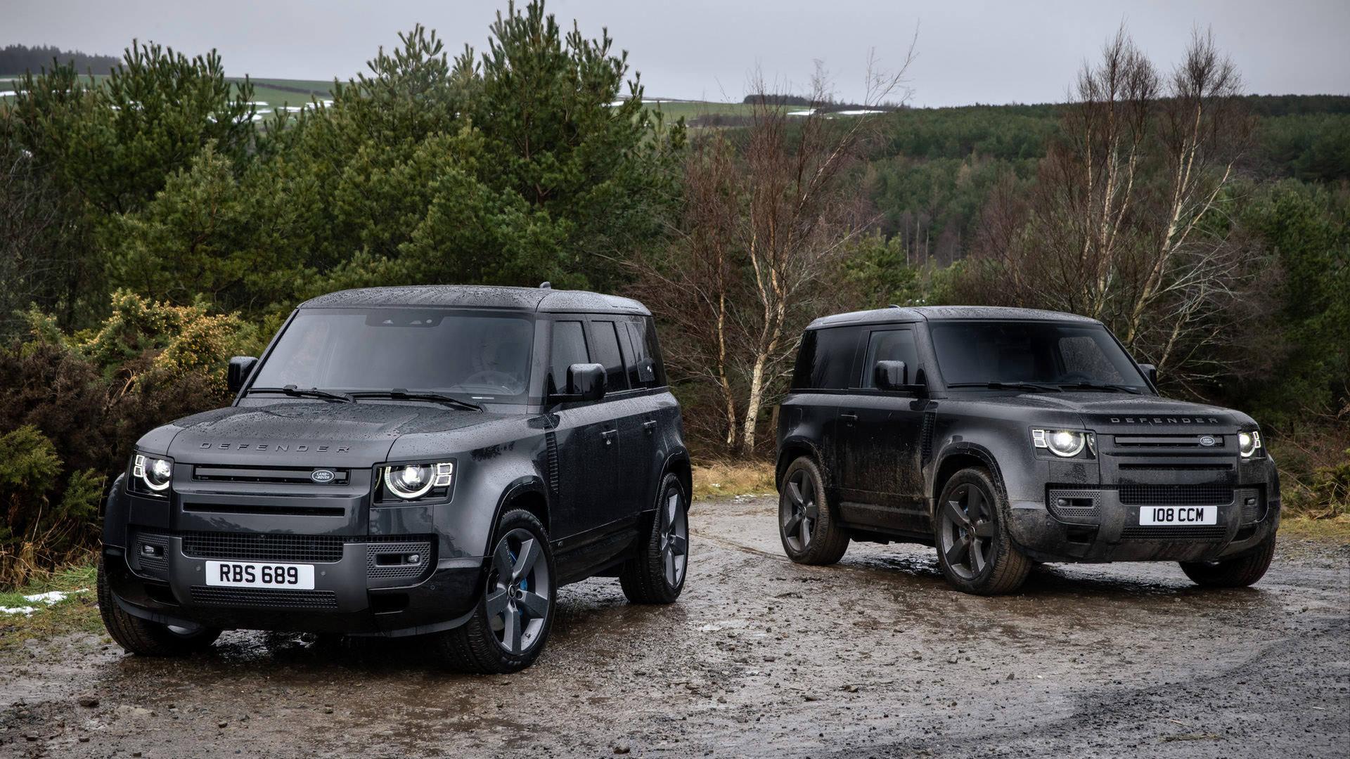 نمای خودرو شاسی بلند لندرور دیفندر V8 / Land Rover Defender V8 در کنار درخت