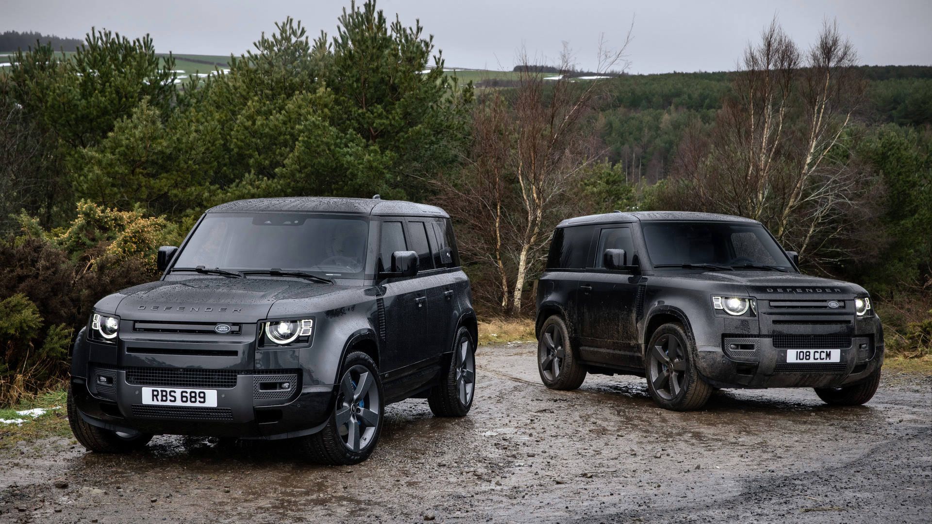 نمای خودرو شاسی بلند لندرور دیفندر V8 / Land Rover Defender V8 در کنار درخت