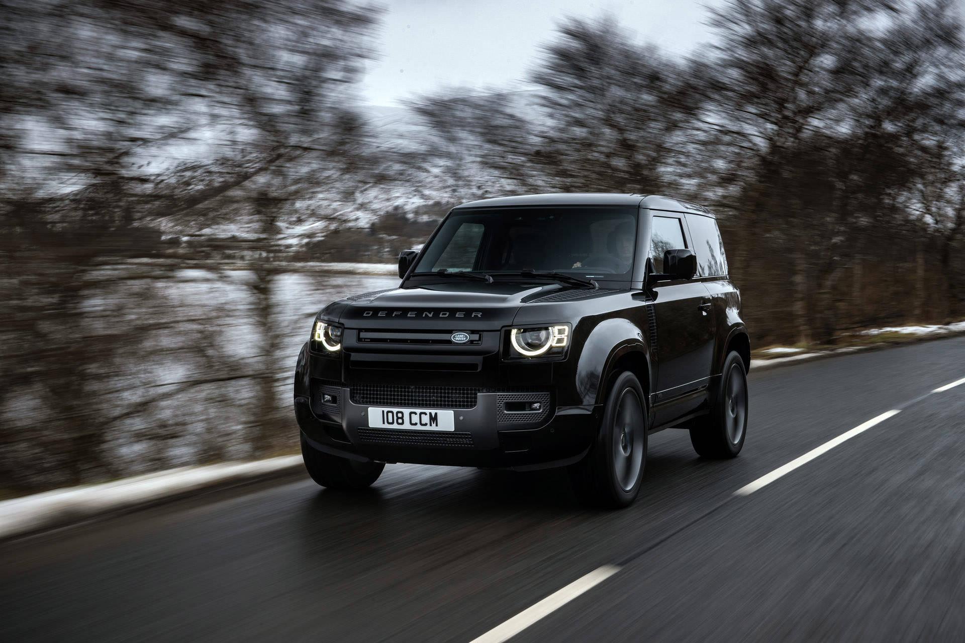 نمای سه چهارم خودرو شاسی بلند لندرور دیفندر V8 / Land Rover Defender V8 در جاده
