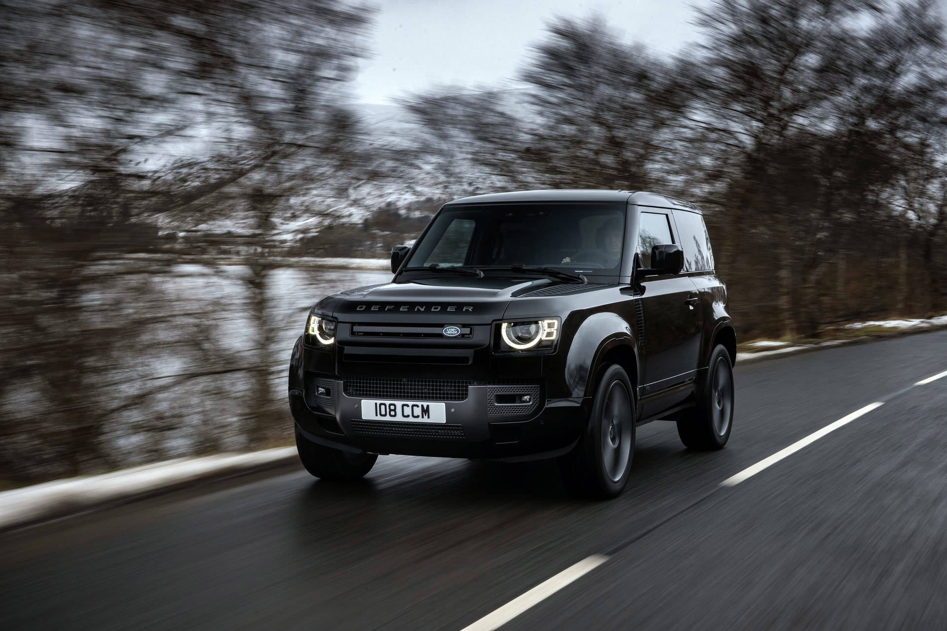 نمای سه چهارم خودرو شاسی بلند لندرور دیفندر V8 / Land Rover Defender V8 در جاده