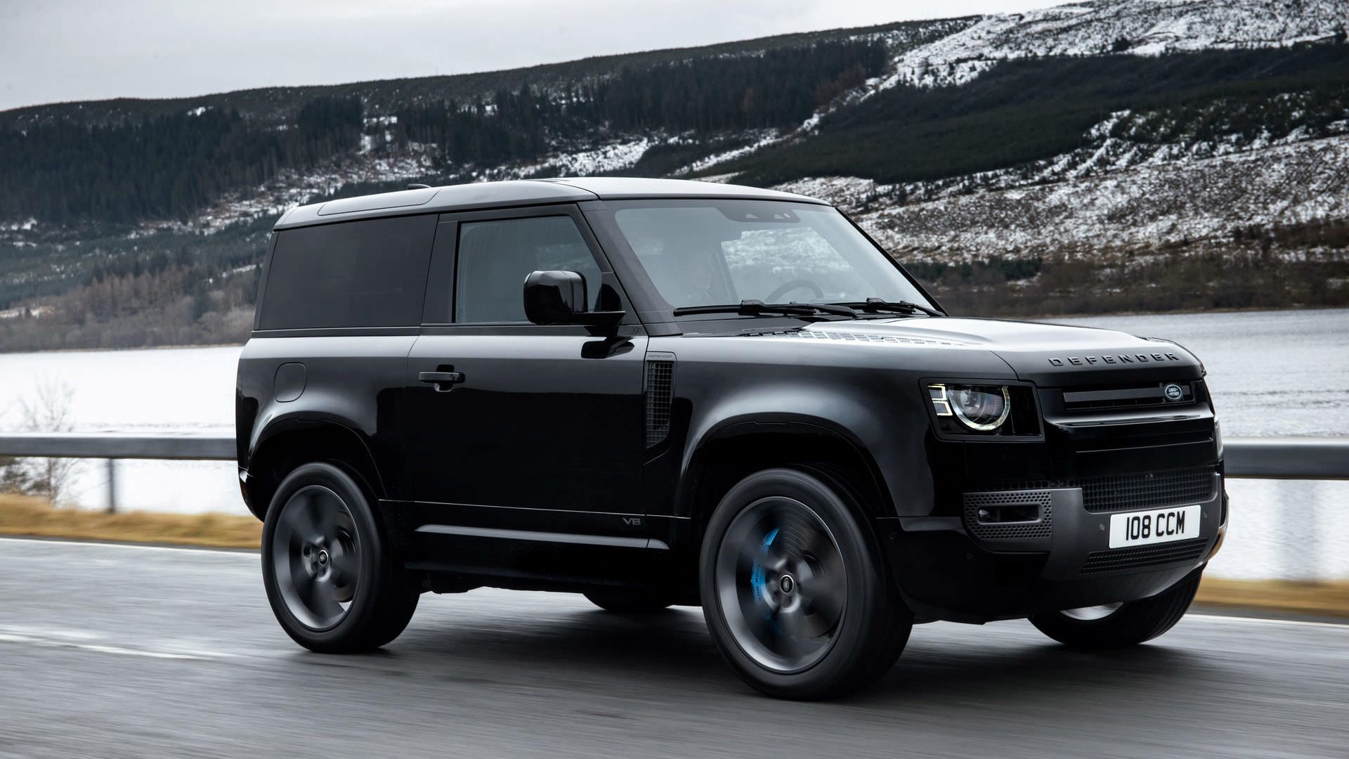 نمای کناری خودرو شاسی بلند لندرور دیفندر V8 / Land Rover Defender V8 در جاده