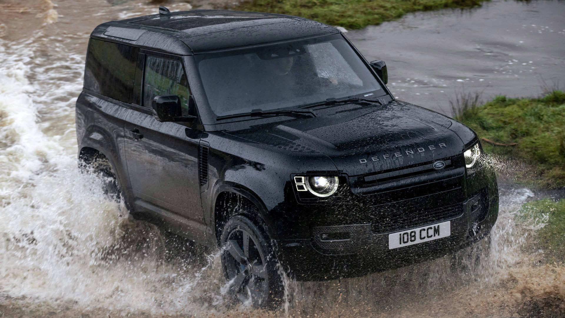 خودرو شاسی بلند لندرور دیفندر V8 / Land Rover Defender V8 در رودخانه
