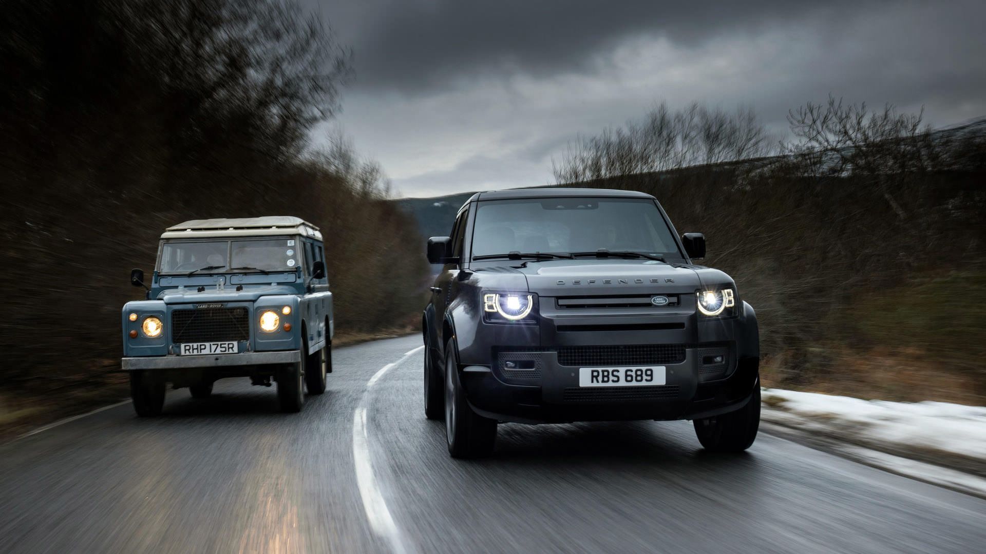 نمای جلو خودرو شاسی بلند لندرور دیفندر V8 / Land Rover Defender V8 در جاده جنگلی