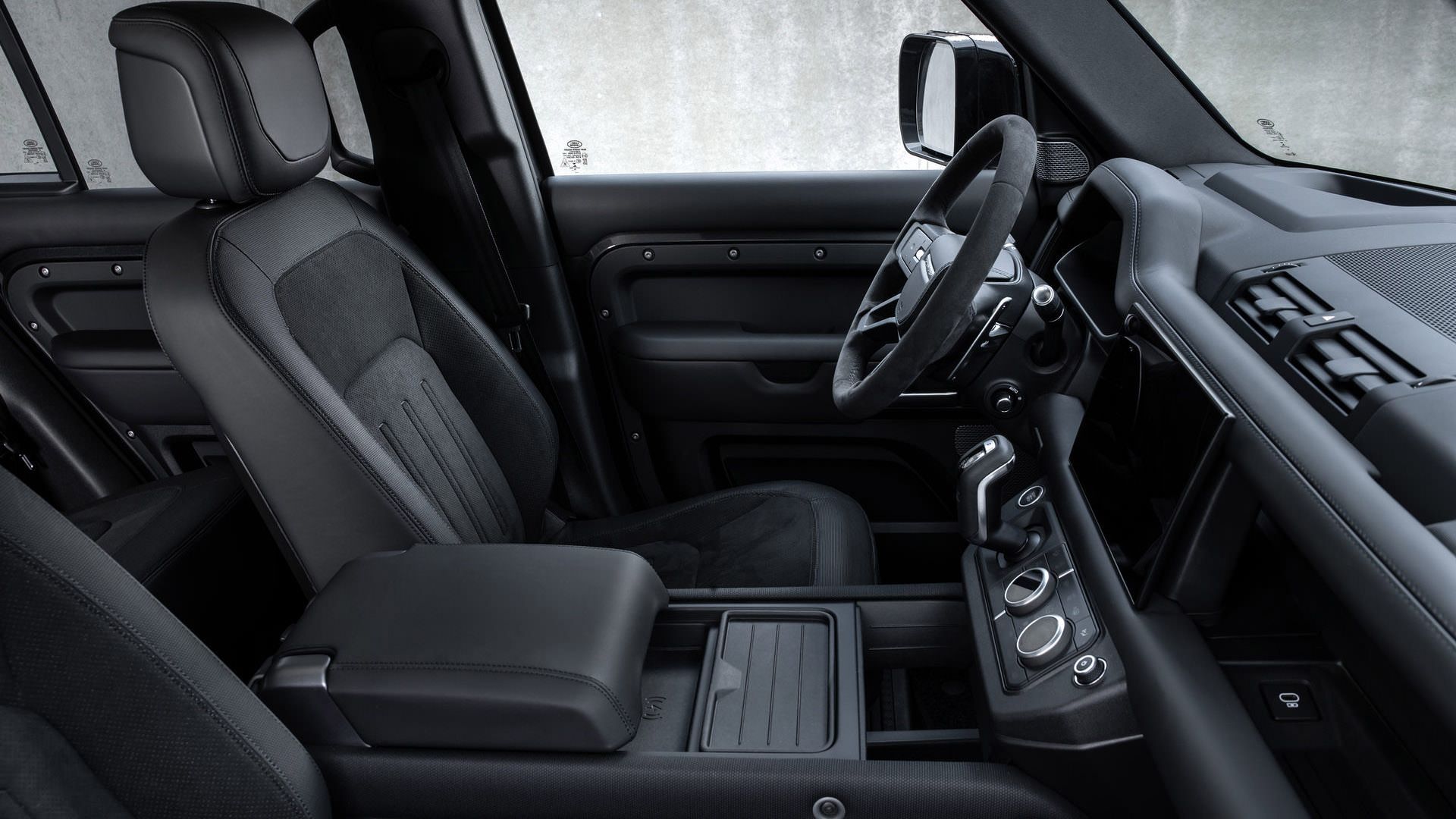 نمای صندلی جلو خودرو شاسی بلند لندرور دیفندر V8 / Land Rover Defender V8 