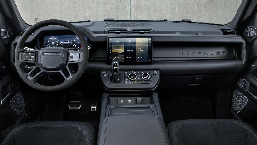 نمای کابین و داشبورد خودرو شاسی بلند لندرور دیفندر V8 / Land Rover Defender V8 
