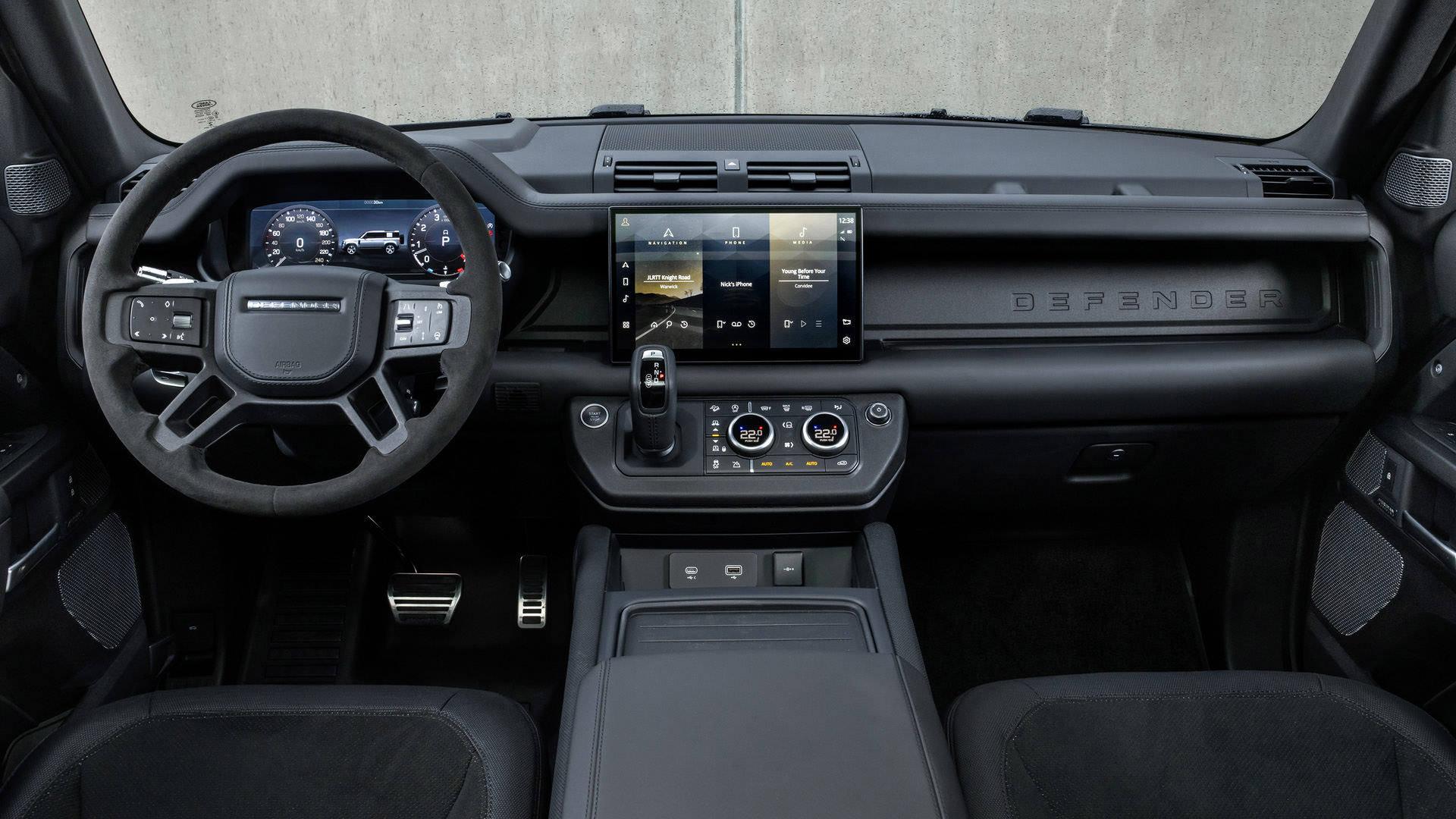 نمای کابین و داشبورد خودرو شاسی بلند لندرور دیفندر V8 / Land Rover Defender V8 