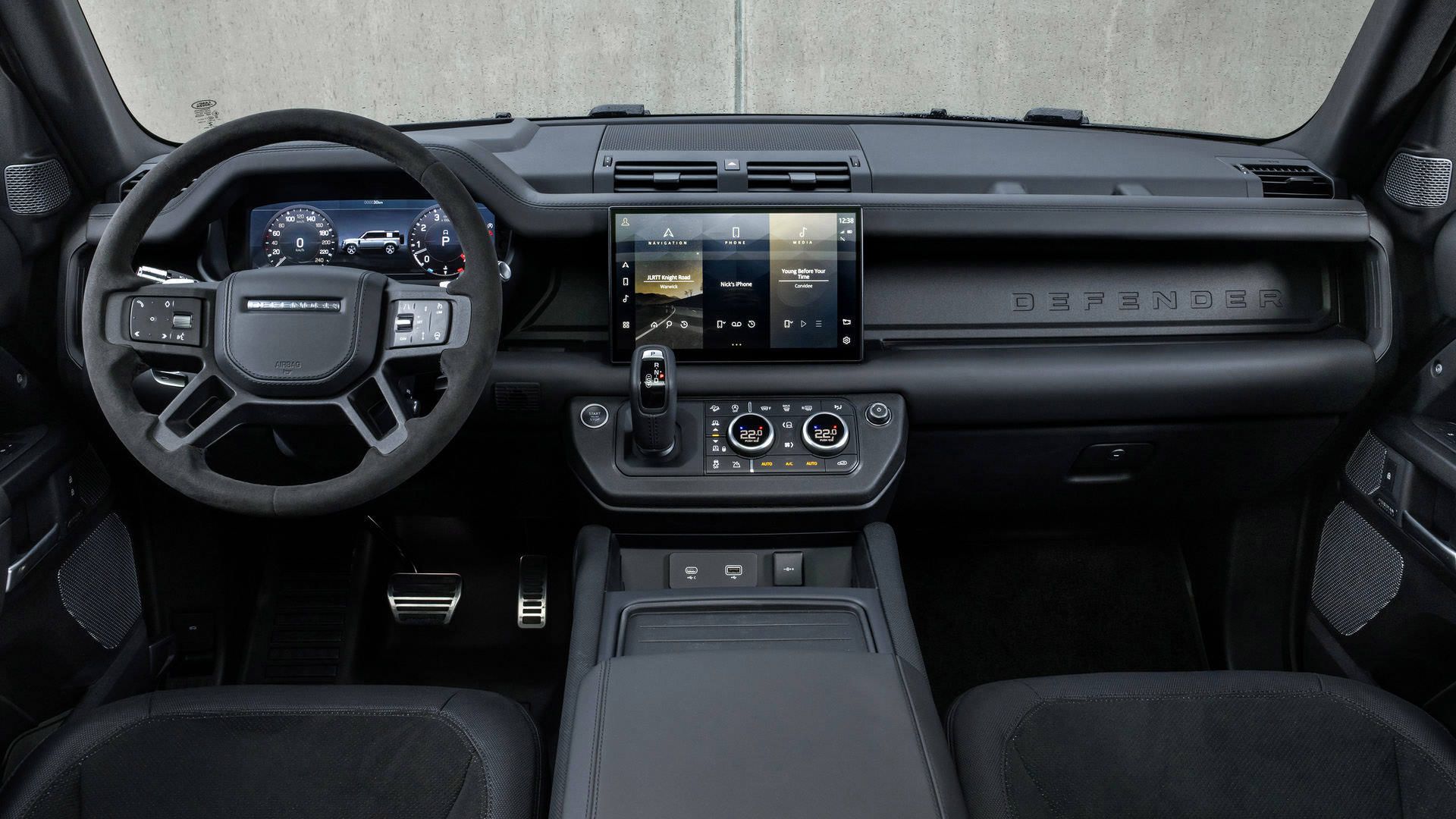 نمای کابین و داشبورد خودرو شاسی بلند لندرور دیفندر V8 / Land Rover Defender V8 