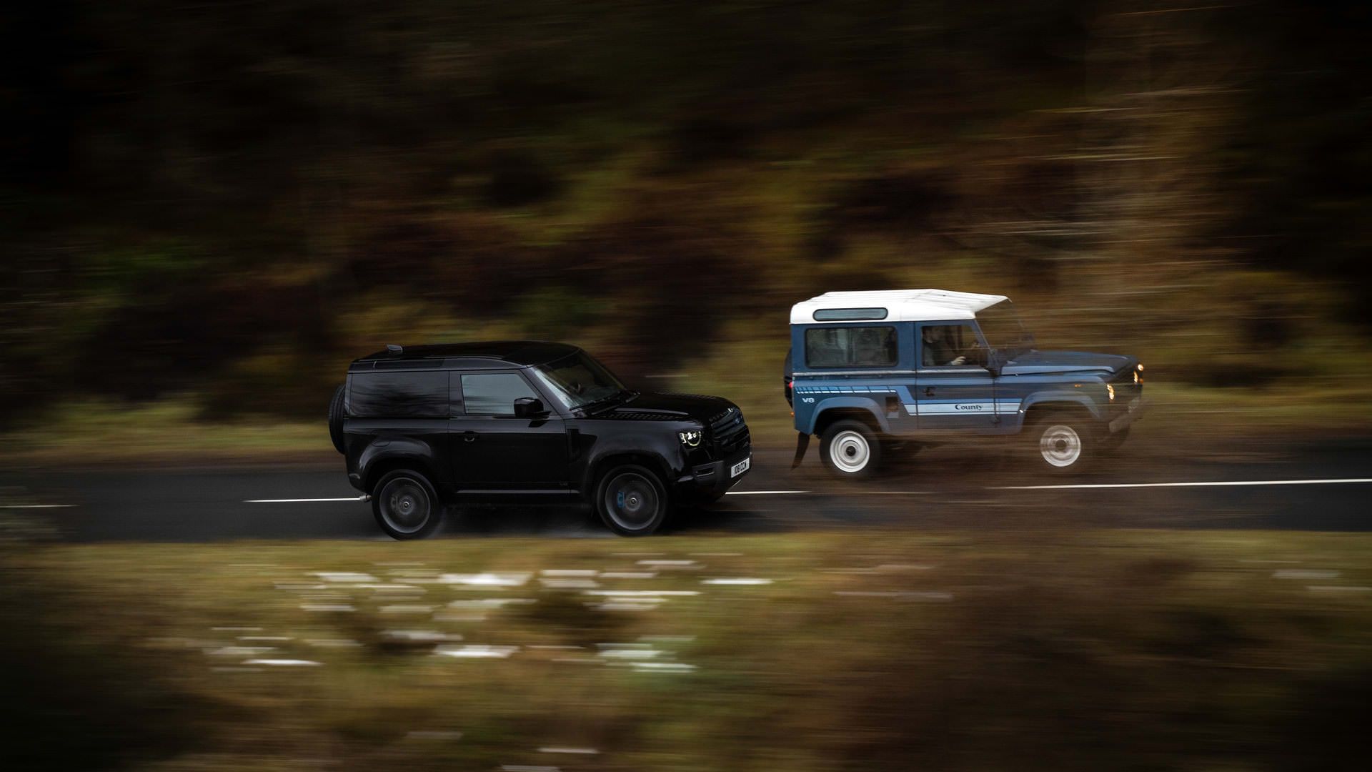 نمای جانبی خودرو شاسی بلند لندرور دیفندر V8 / Land Rover Defender V8 در جاده کوهستانی